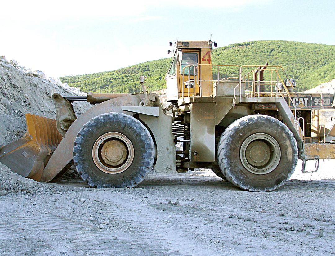 Setting the Standard The History of the Iconic Cat 992 Cat Caterpillar