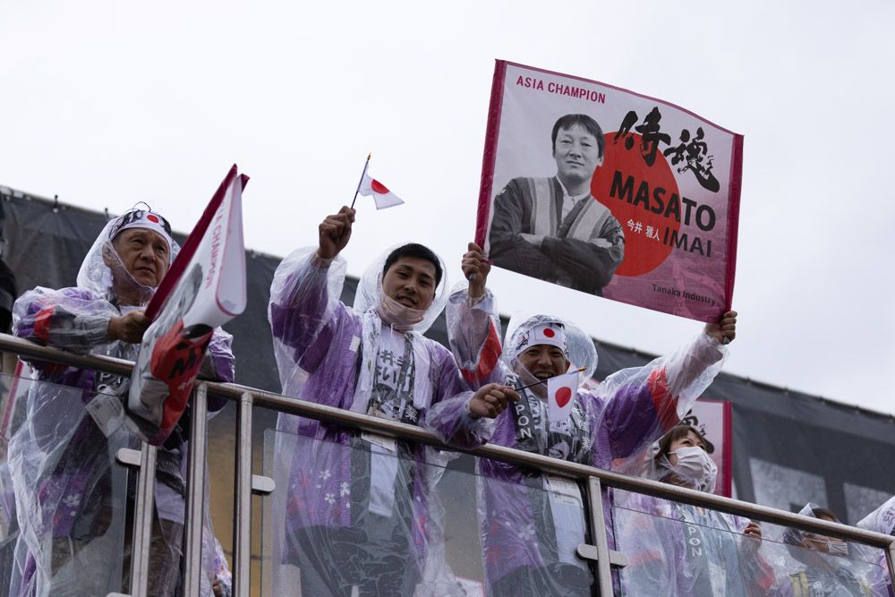 Fans cheer on their operator