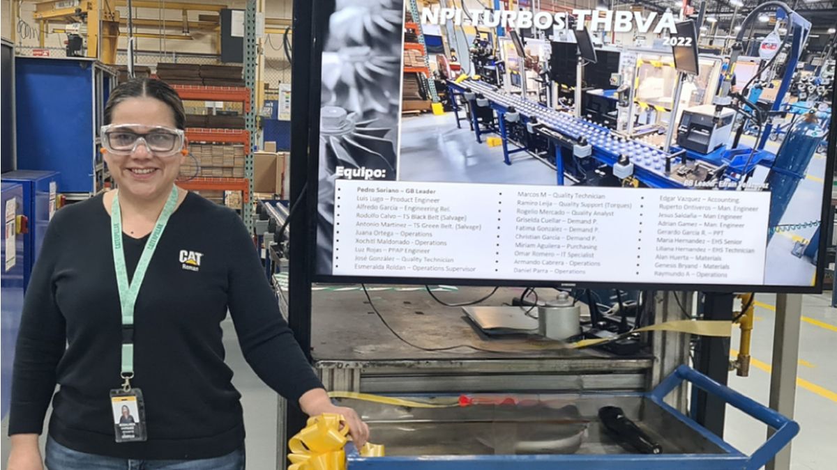 Rosalinda Vazquez Aranda celebrates her first anniversary at the Nuevo Laredo facility.