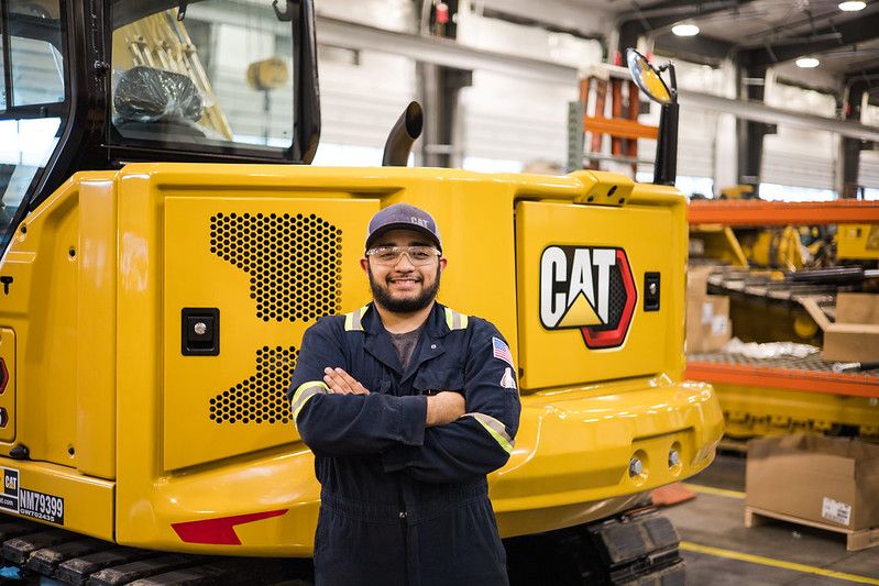 funcionário diante de uma máquina