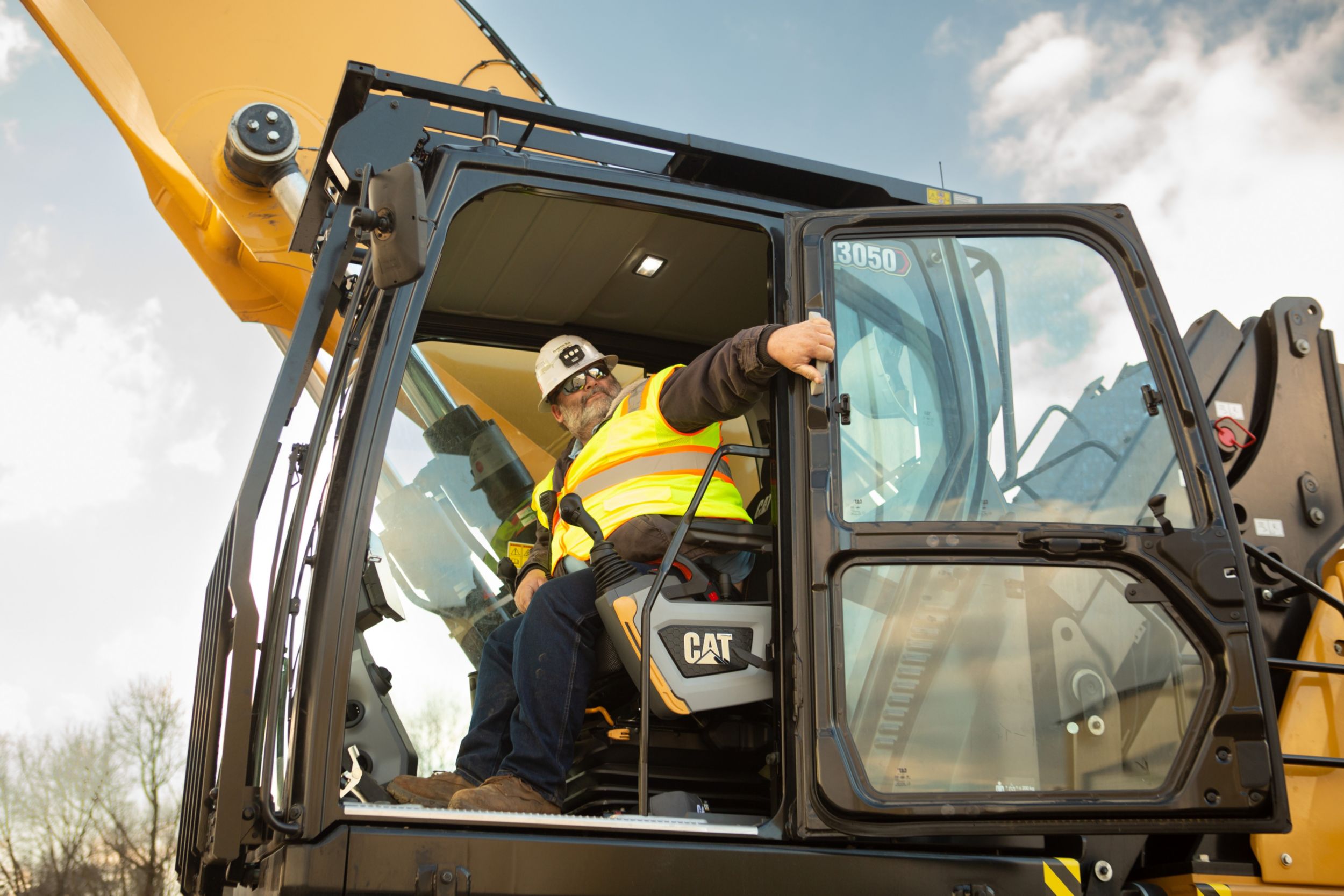 Reasons why the Cat® MH3250 is your go-to for high job site performance: 💵  Helps give you the ability to lower operating costs with