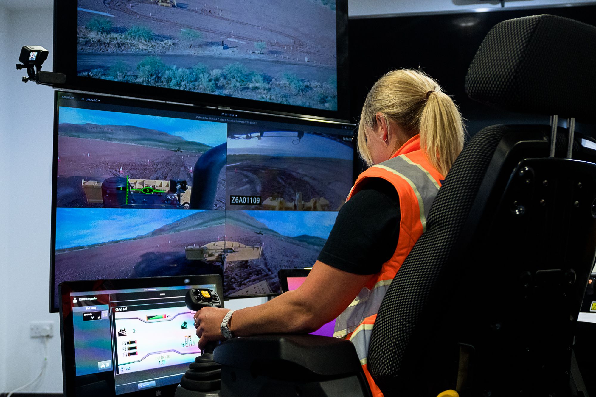 les conducteurs peuvent passer rapidement et facilement d ’ une machine à l ’ autre avec Cat Command, il est possible de changer de site sans immobilisation. 