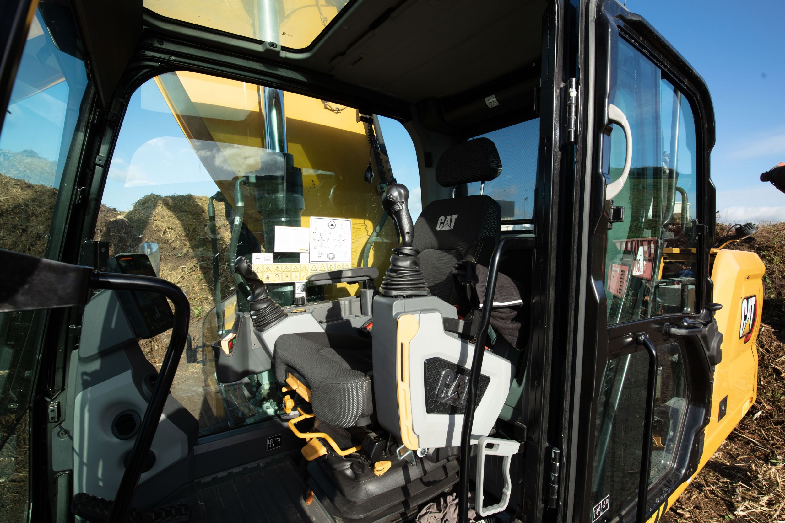 Cabine de la pelle MH3026 