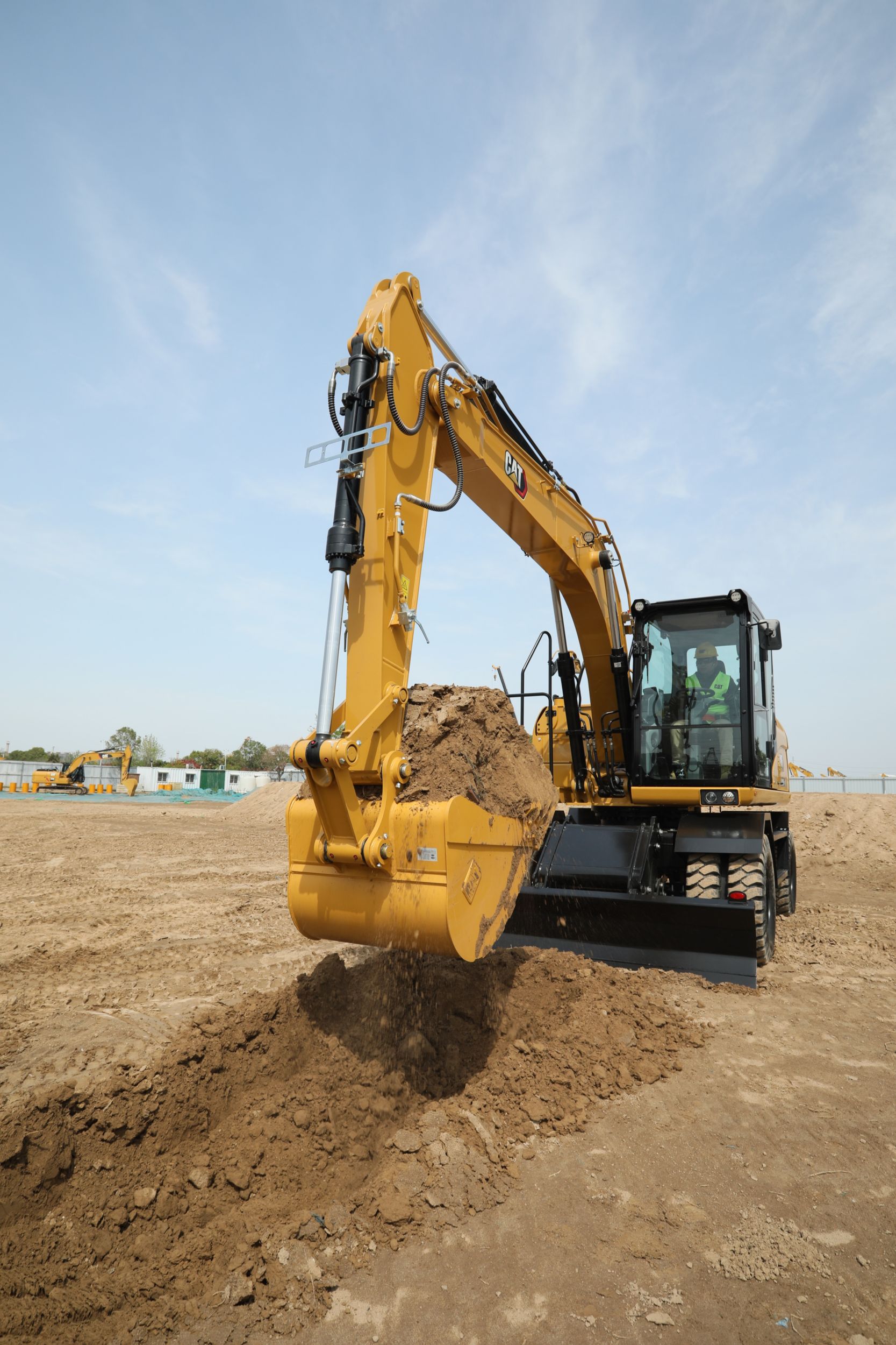 M315 GC 轮式挖掘机正在进行挖掘作业