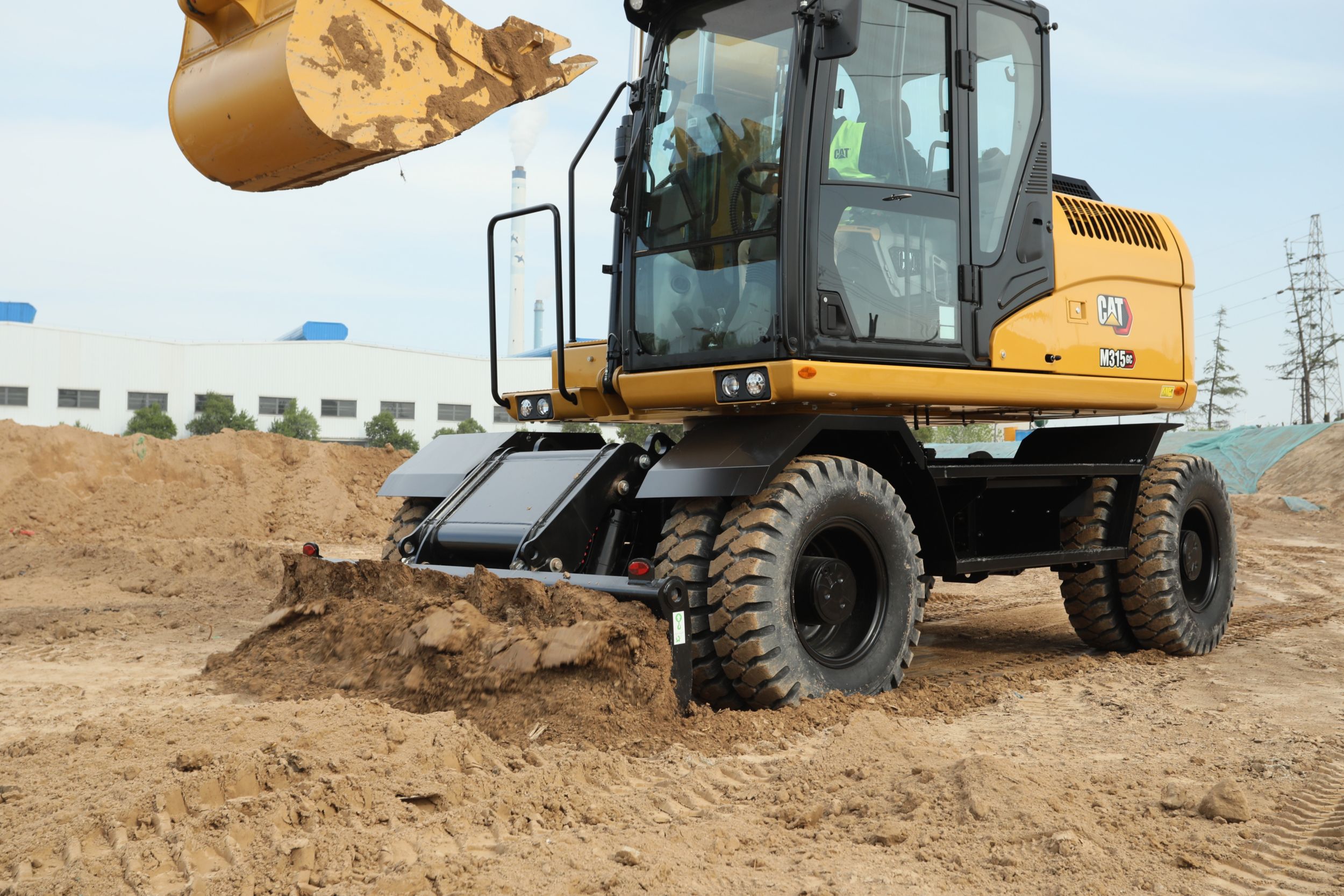 M315 GC 轮式挖掘机正在使用铲刀工装