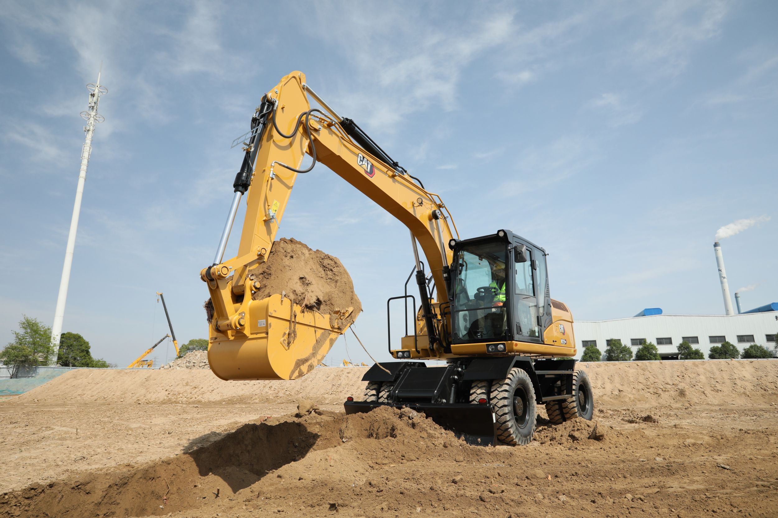 带有满载铲斗的 M315 GC 轮式挖掘机