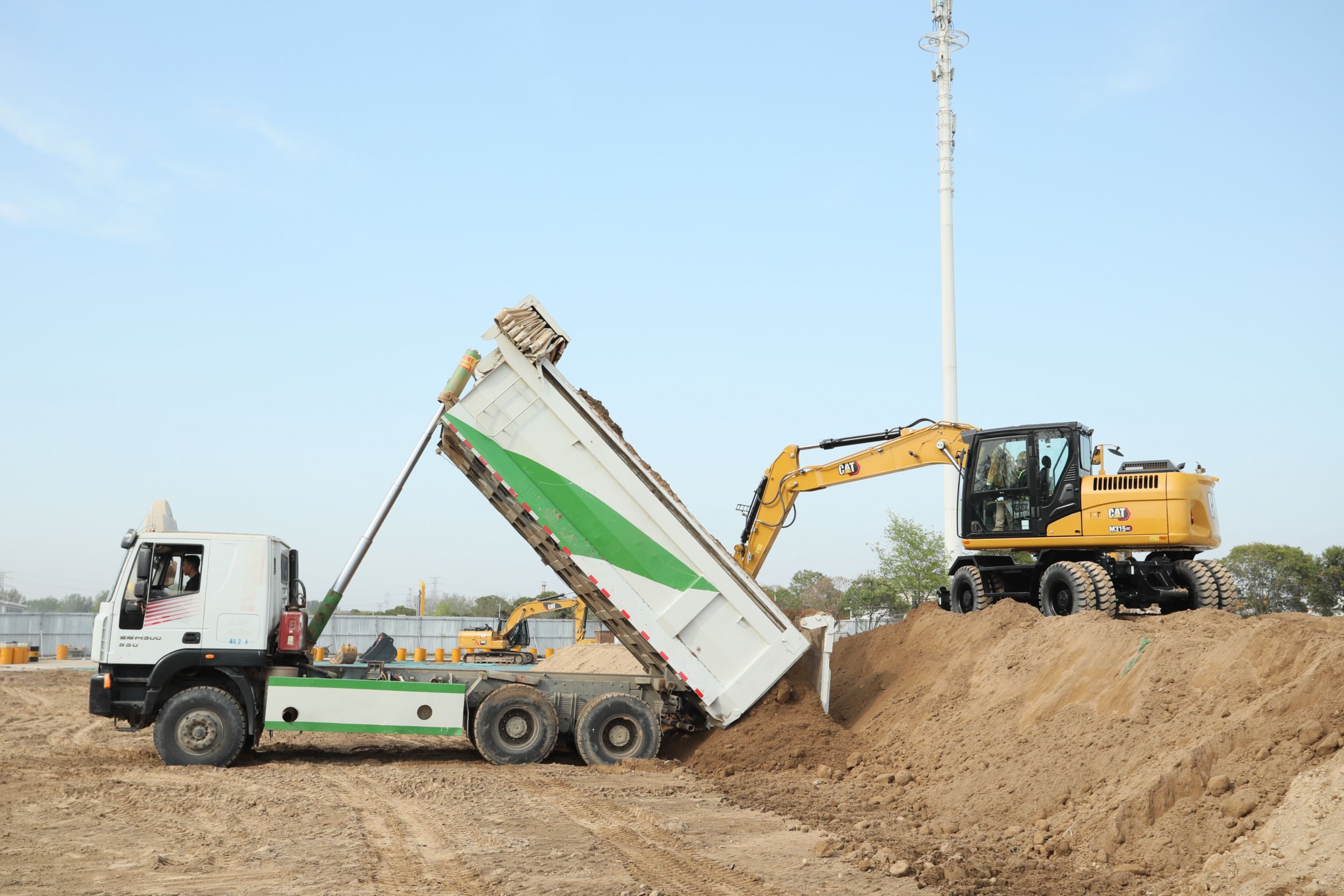 M315 GC 轮式挖掘机正在装载