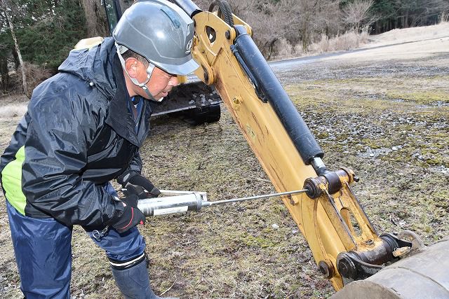 グリスがあふれるところまでグッと注入します。