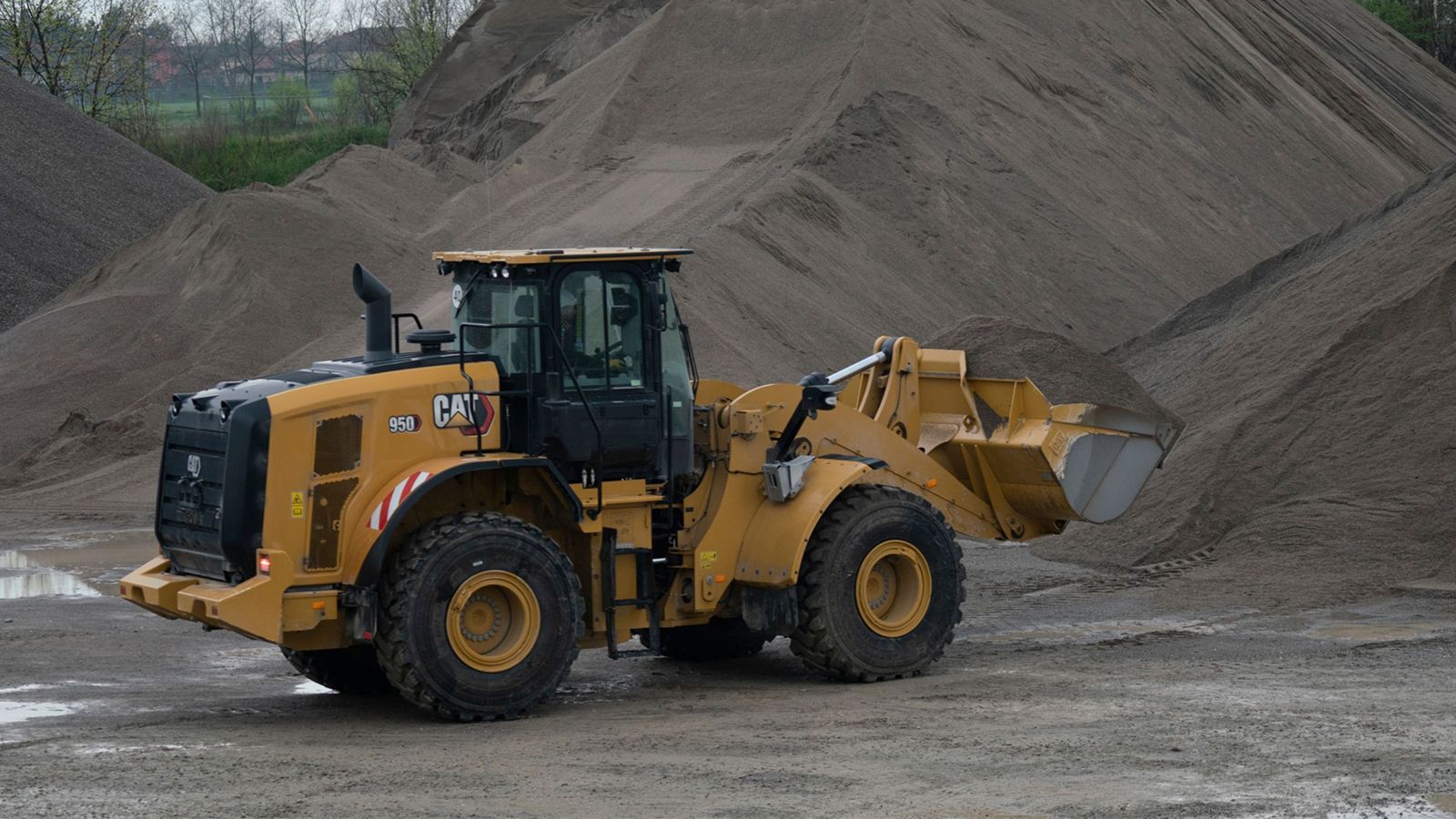 950 Wheel Loader transporting dirt on jobsite