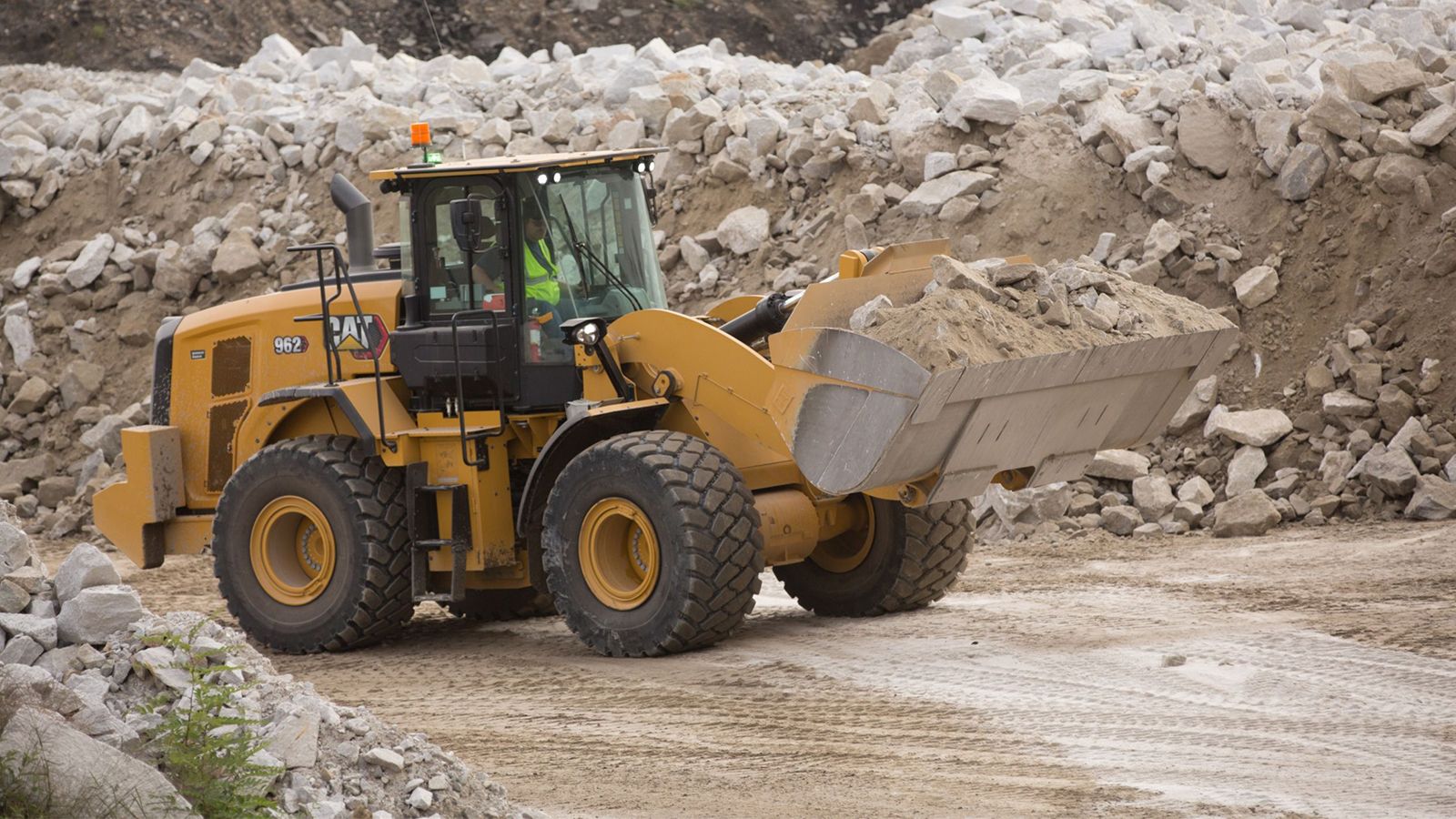 962 Wheel Loader transporting dirt on jobsite