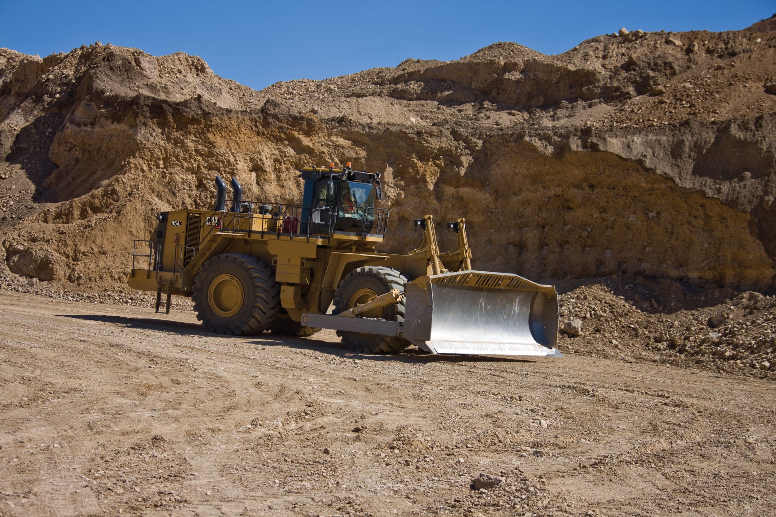 Tracteurs sur pneus 854