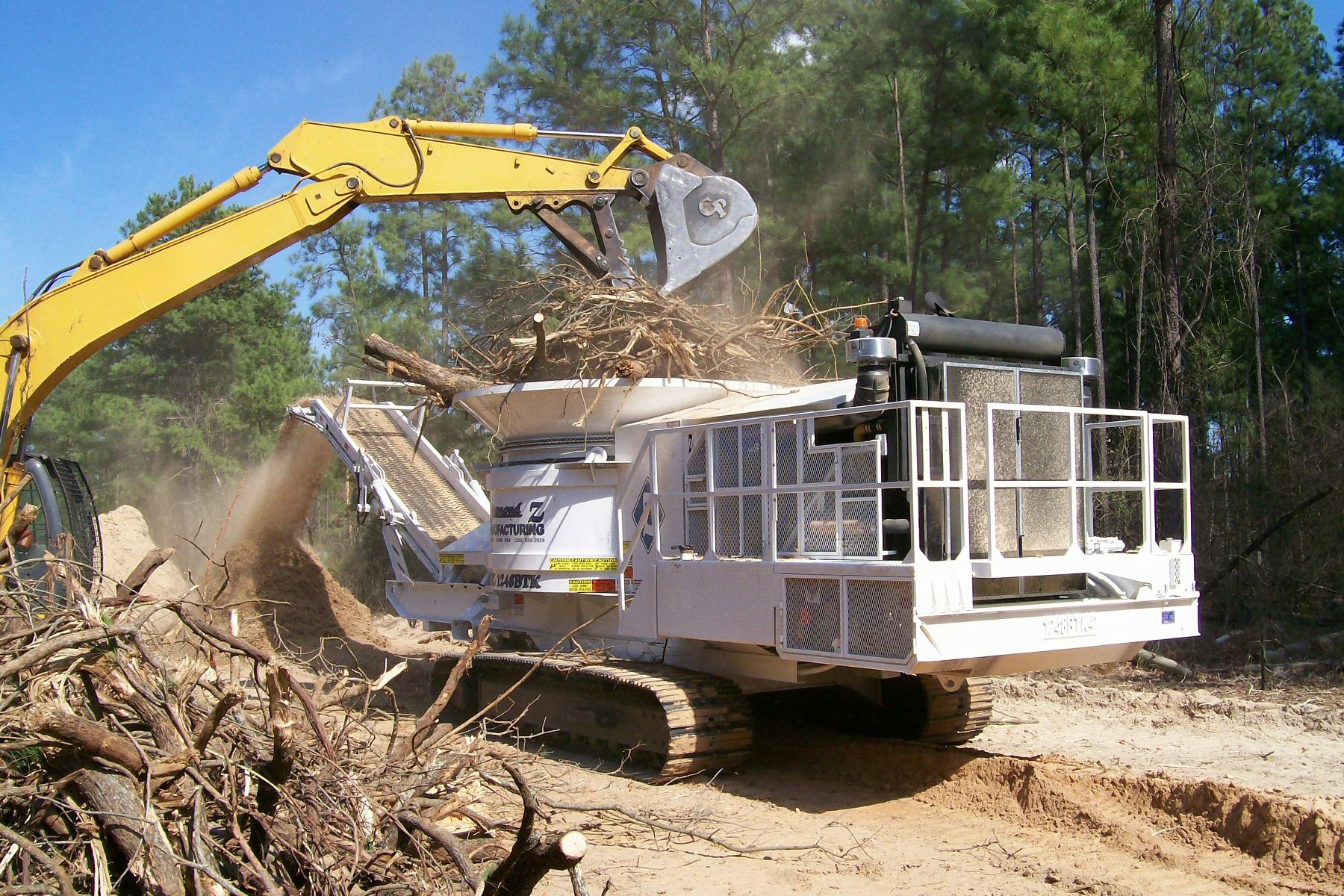 Diamond Z Tub and Horizontal Grinders | Cat | Caterpillar