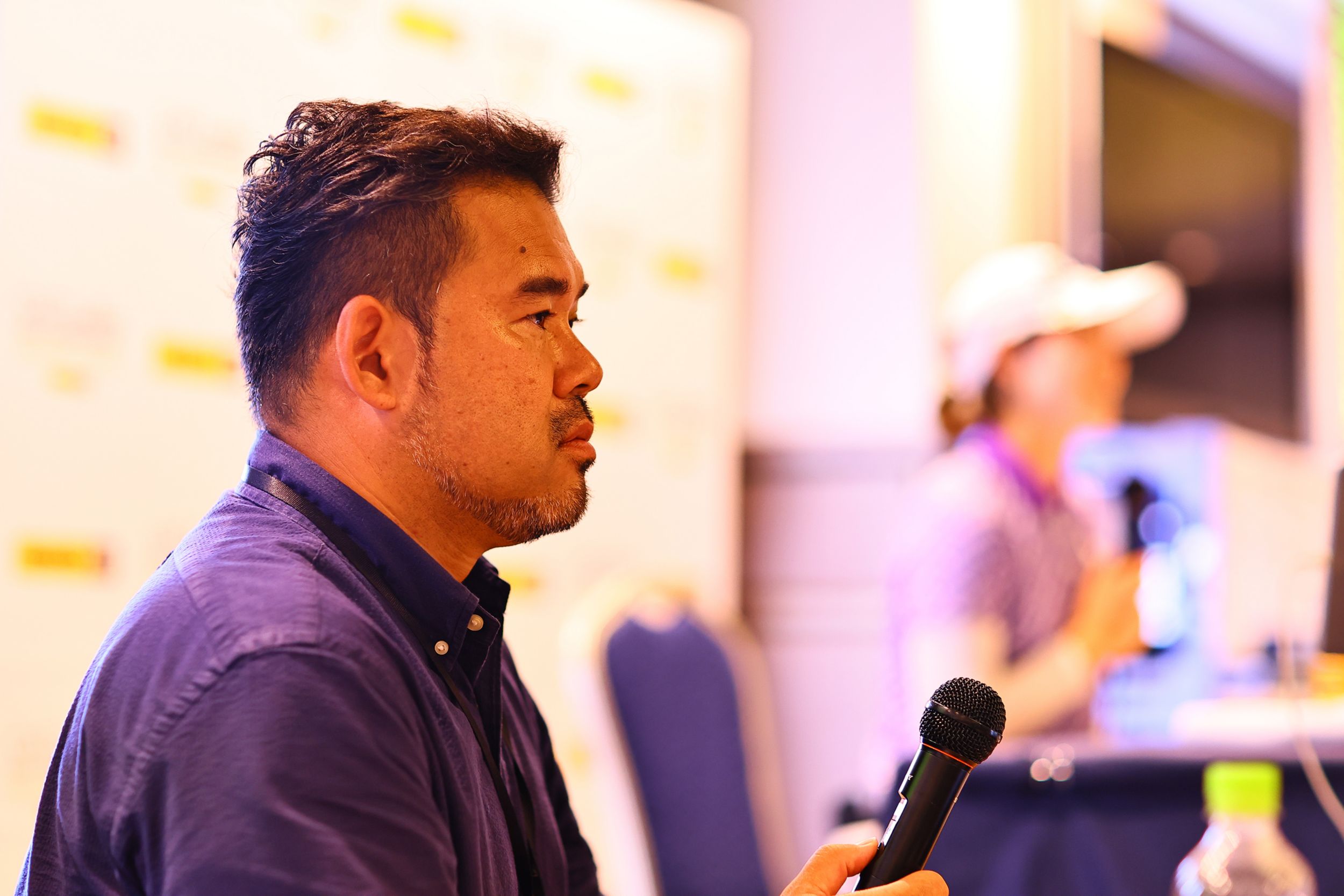 優勝者インタビューを進行する成願良則様