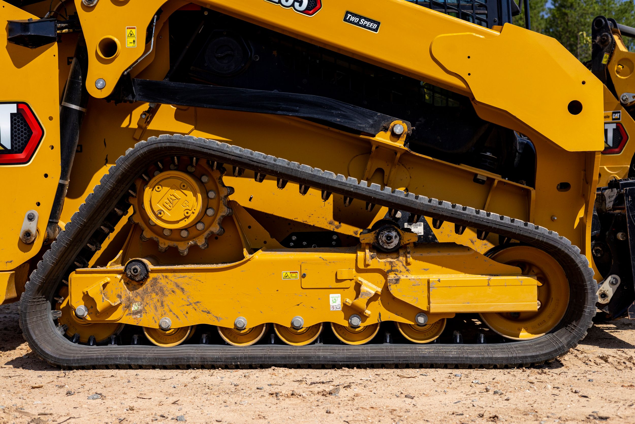 Undercarriage suspensi torsi dan travel dua kecepatan