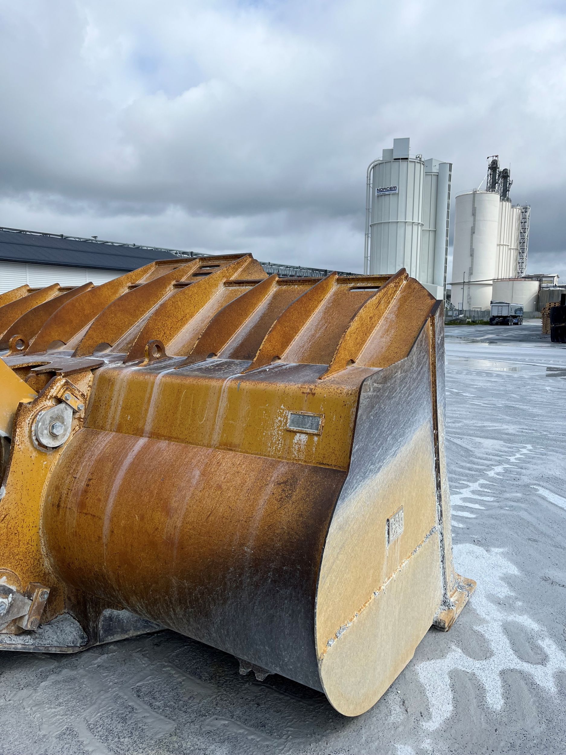 A Norcem cement storage silo at Verdalskalk’s Verdal Havn port facility