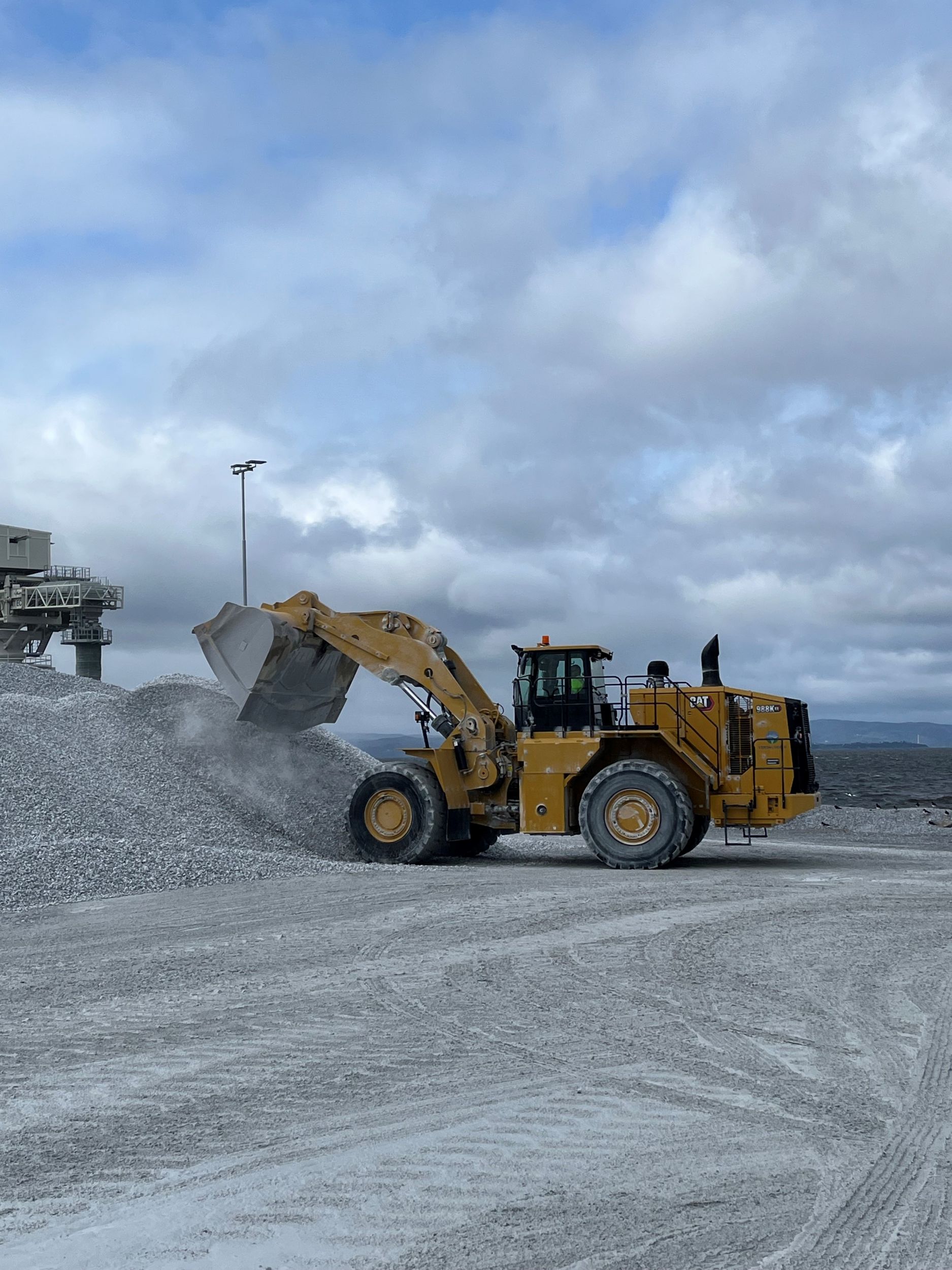 Verdalskalk’s Cat® 988K XE depositing material on a stockpile at the Verdal Havn port facility