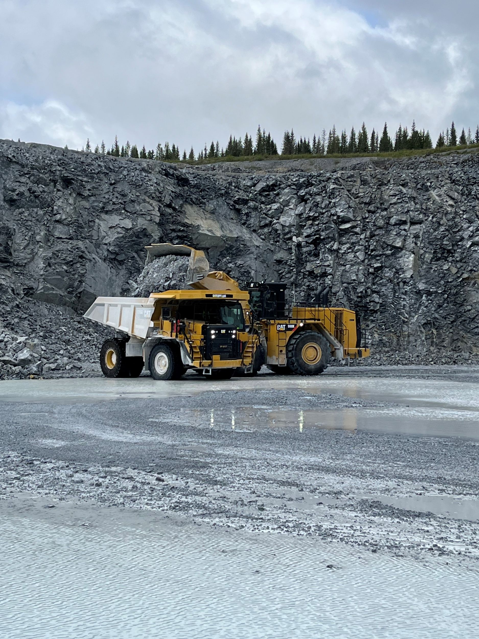 A Cat® 775G off-highway truck and Cat 990K wheeled loader at work at Tromsdalen Quarry