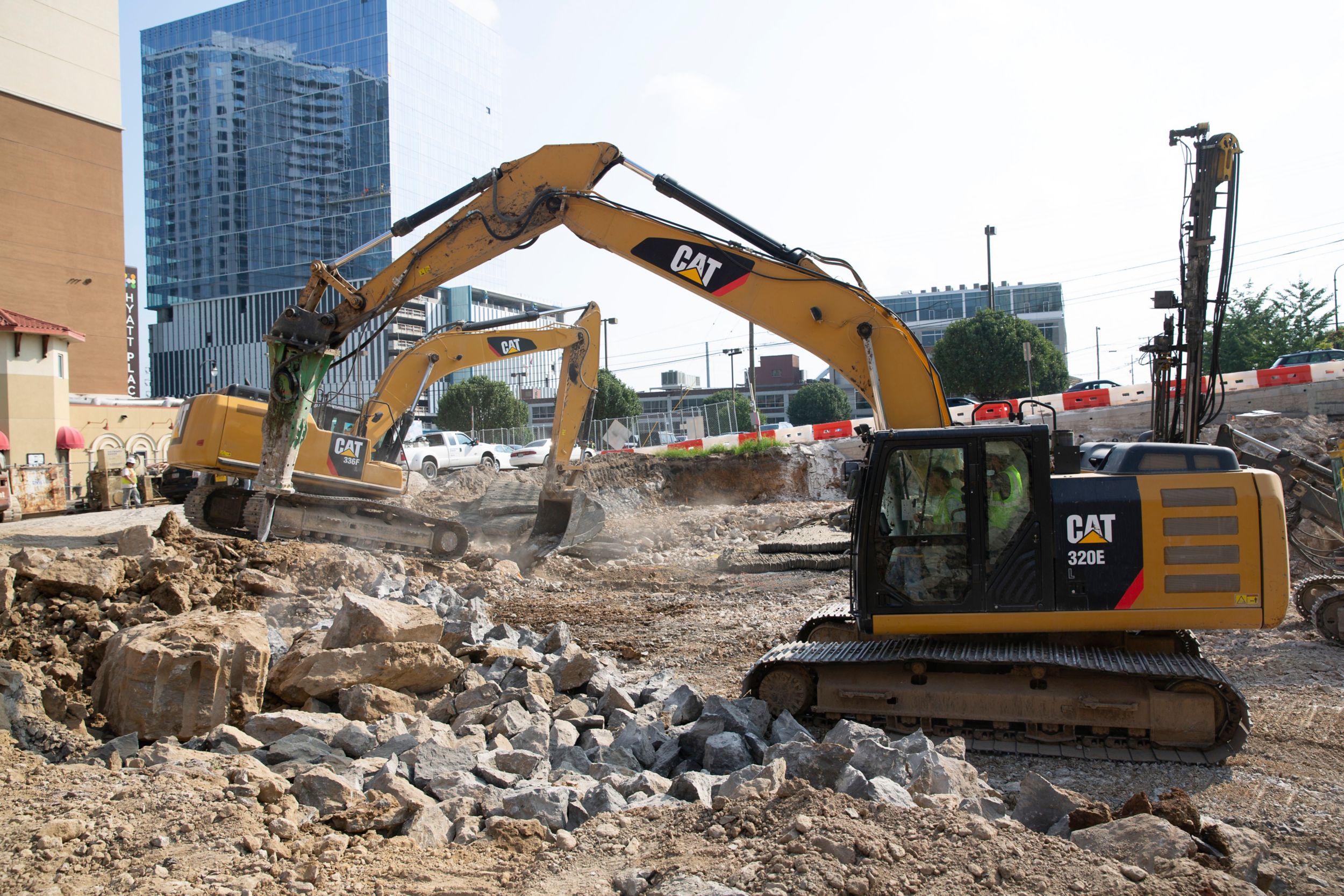 中型和大型挖掘机用底盘系统