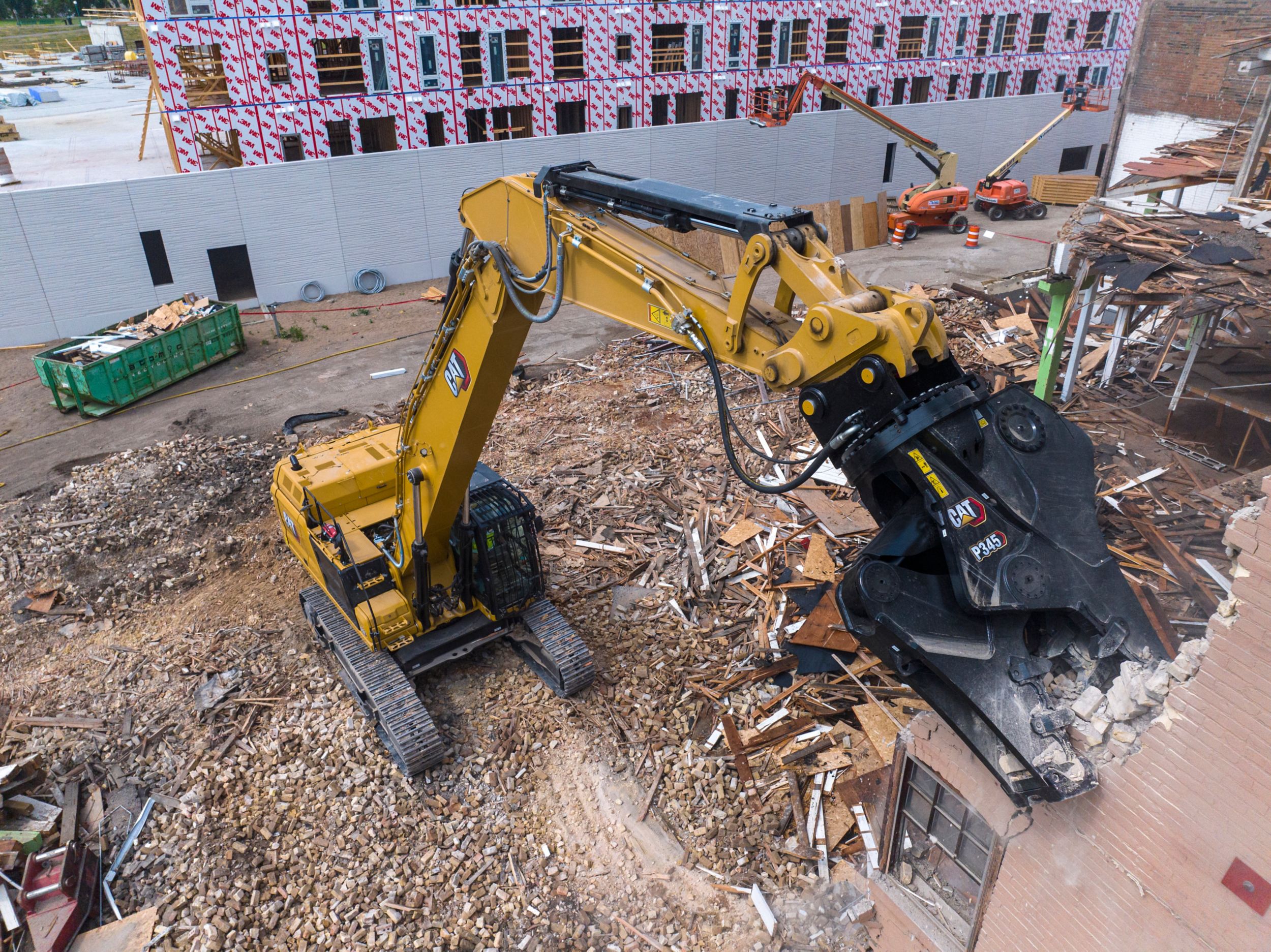 Pulverizador Cat P345 demoliendo un edificio