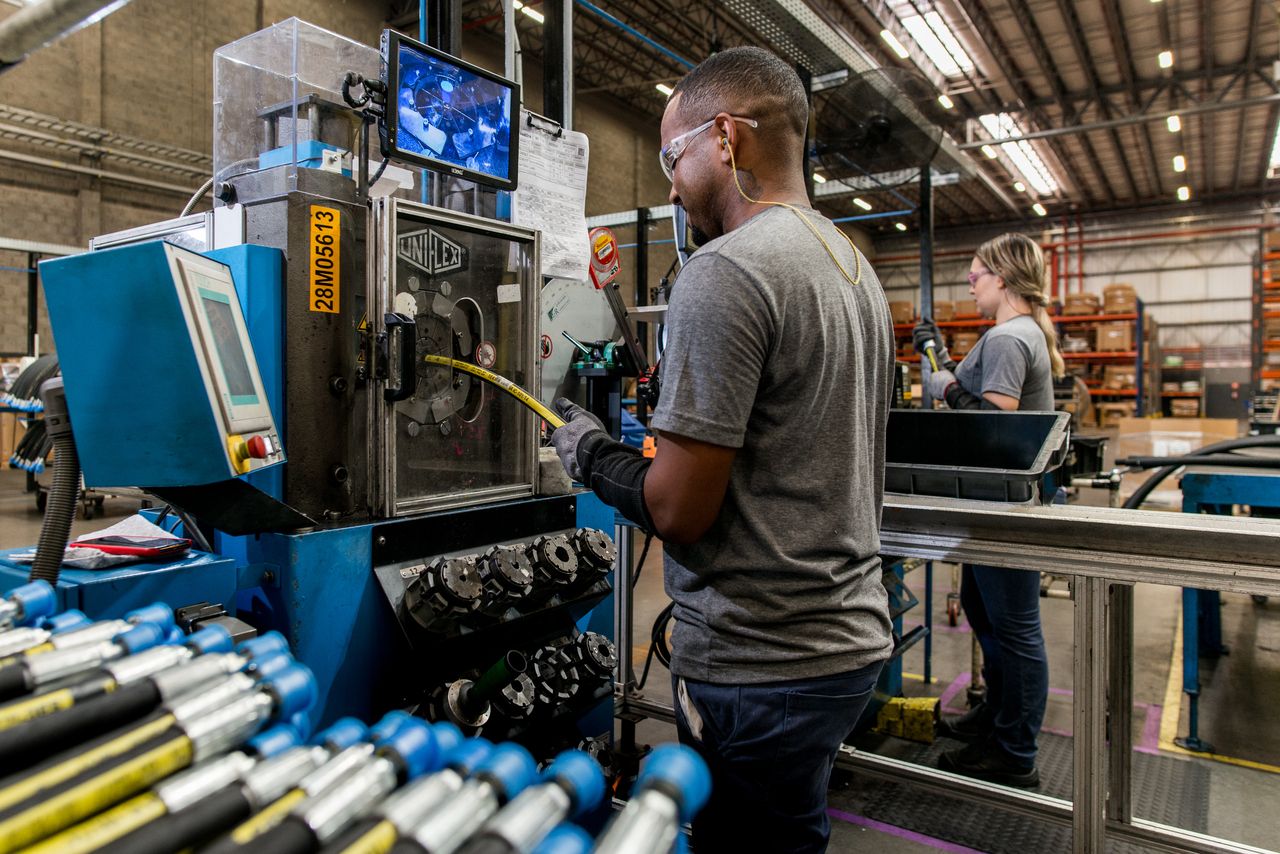 A unidade de Piracicaba (SP) é uma das diversas operações de montagem de mangueiras da Caterpillar em todo o mundo.