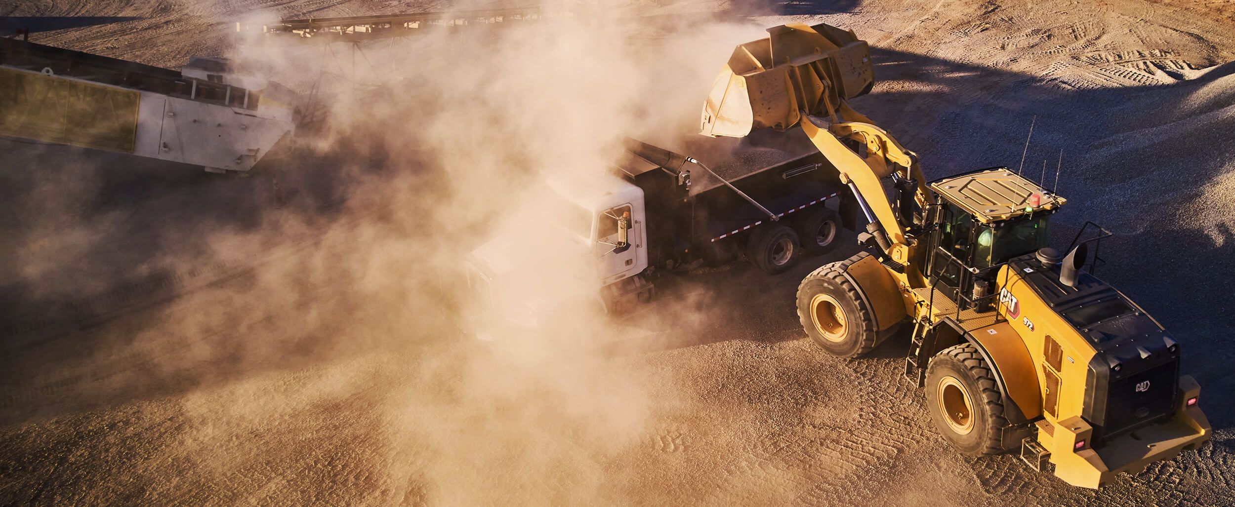 Pala gommata 972 mentre trasporta terra in cantiere