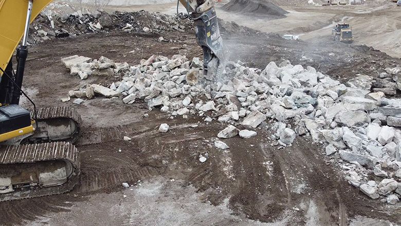 الساحقة الثانوية من Cat أثناء سحق الصخور