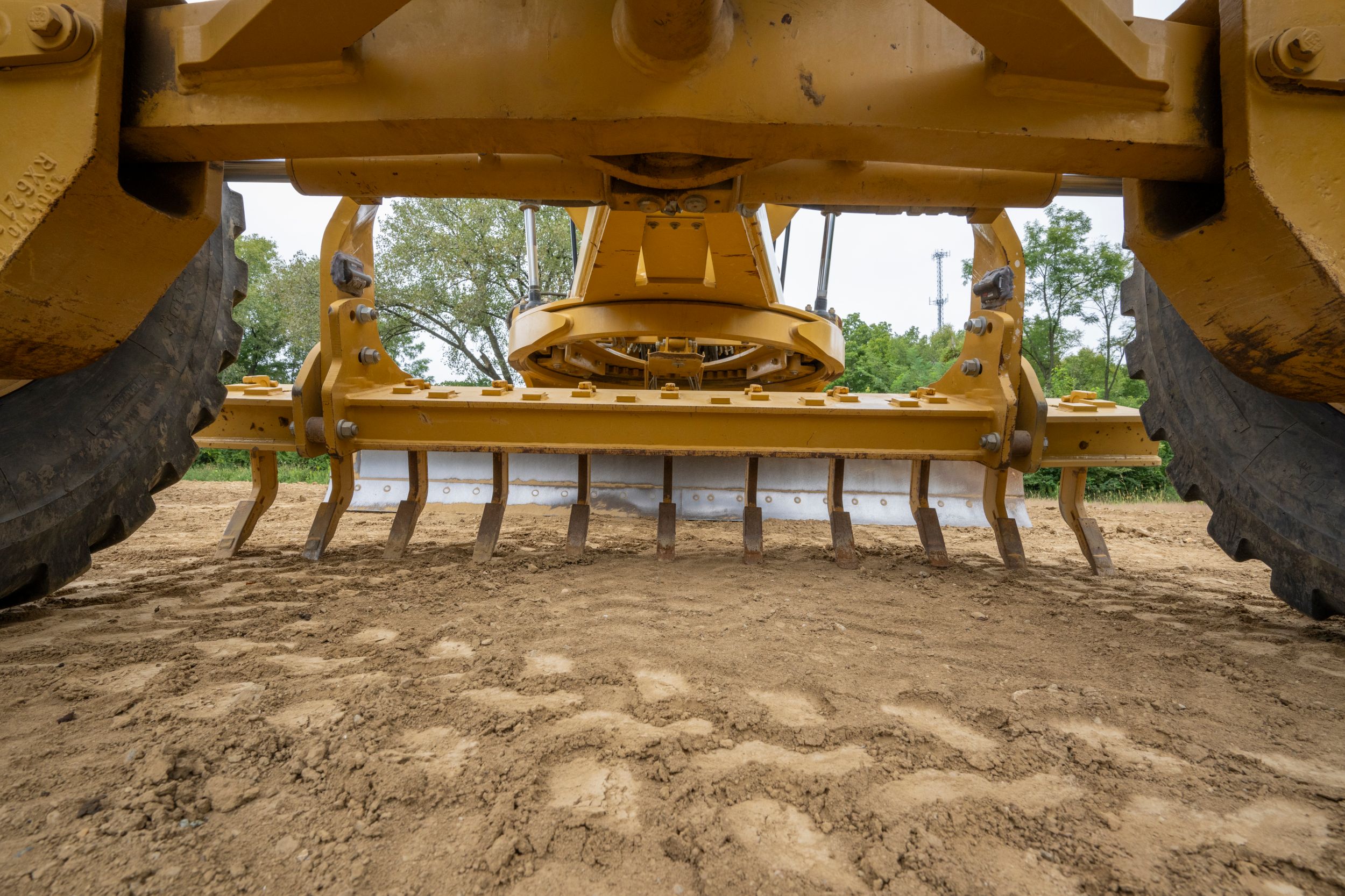 Ripper system underneath a motorgrader