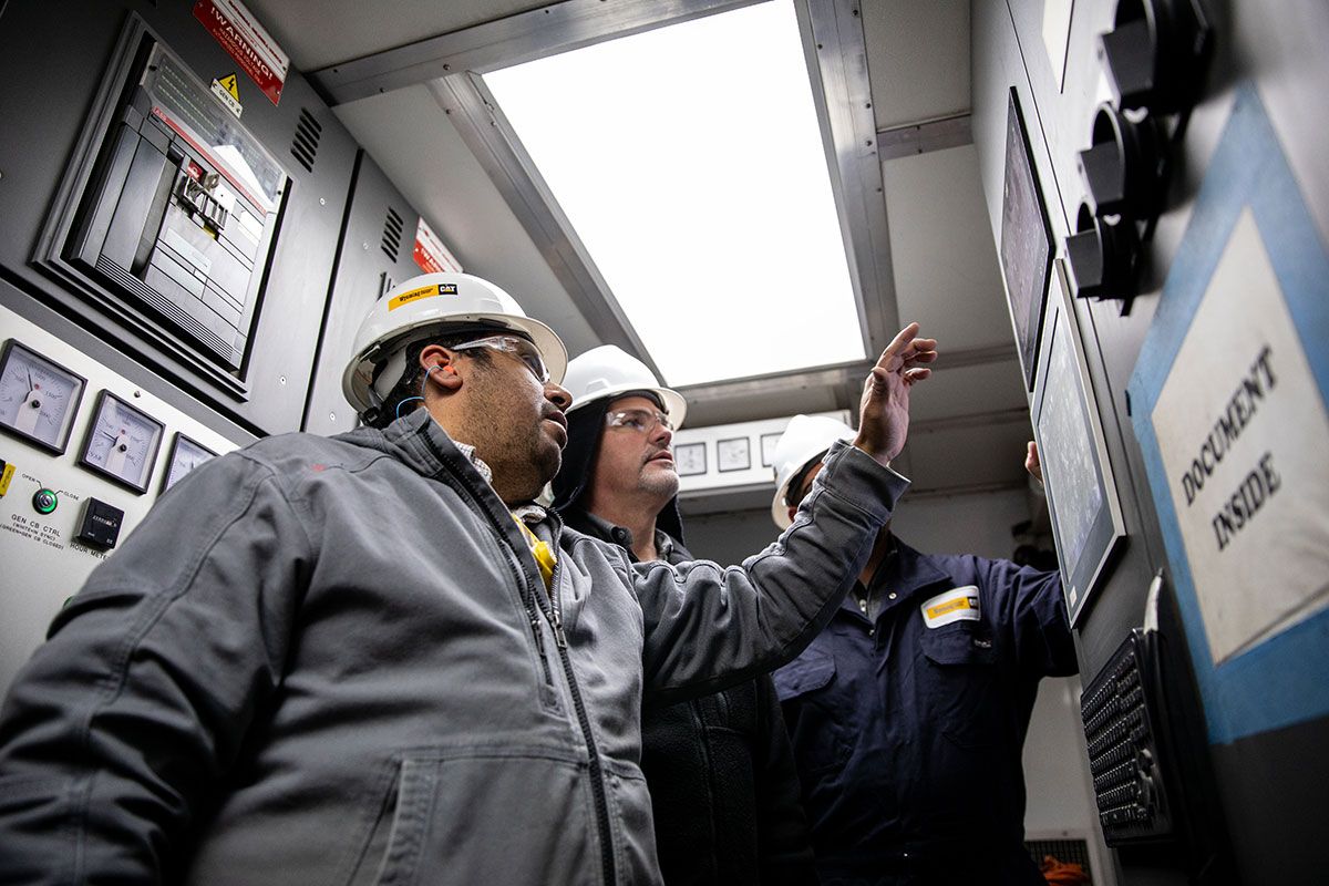 Ground up view of Cat dealer explaning hybrid technology