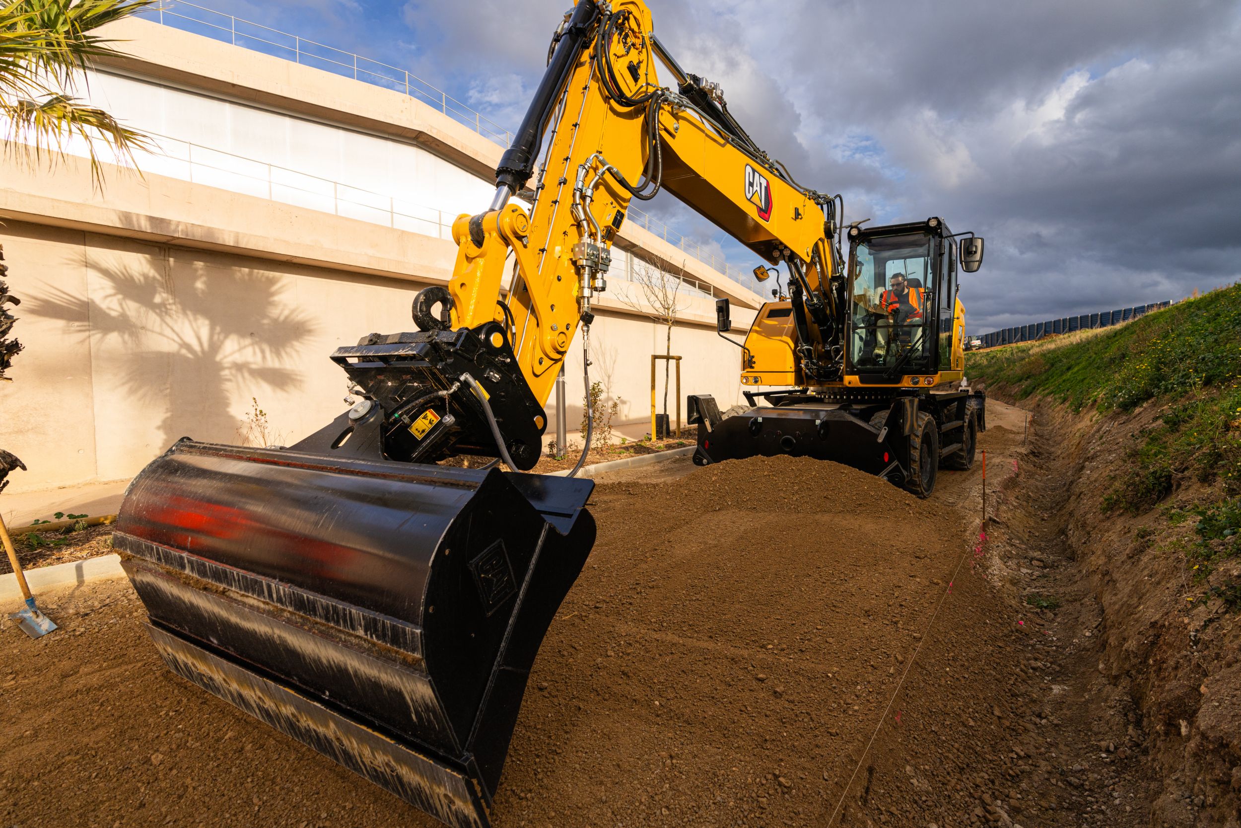 M317 hjulburen grävmaskin med skopa