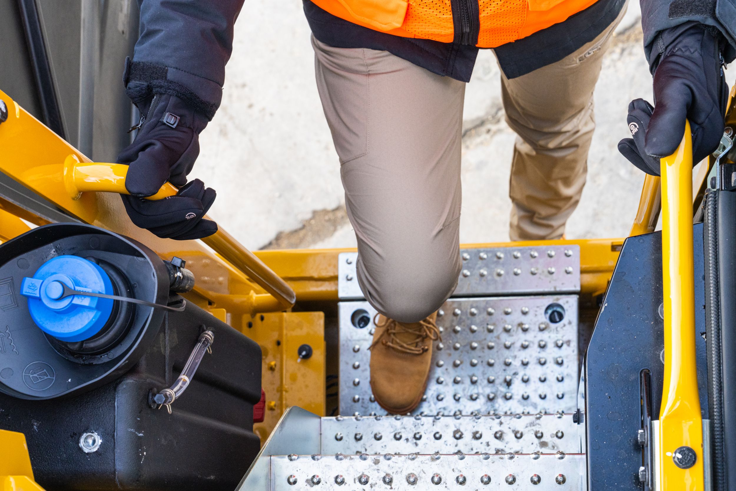 Serviceplattform på M317 Hjulburen grävmaskin med stansade steg för att förhindra halkning