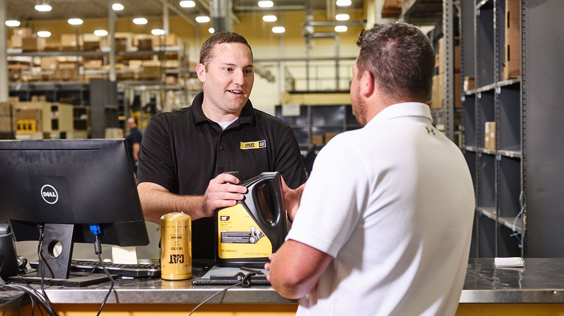 um revendedor Cat ajudando um cliente
