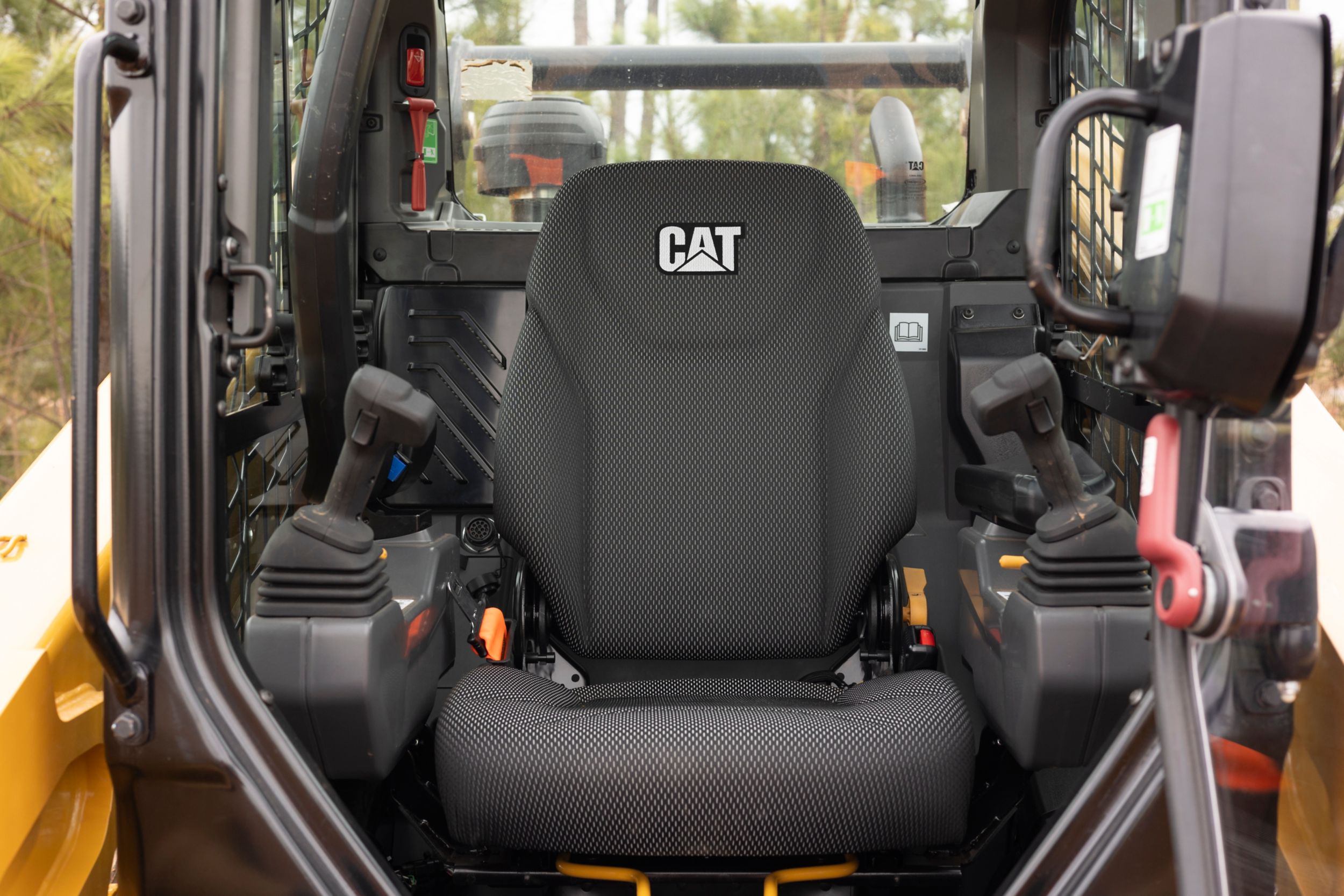 Disponibilidad de un asiento con suspensión neumática y respaldo alto, ventilado y calefactado