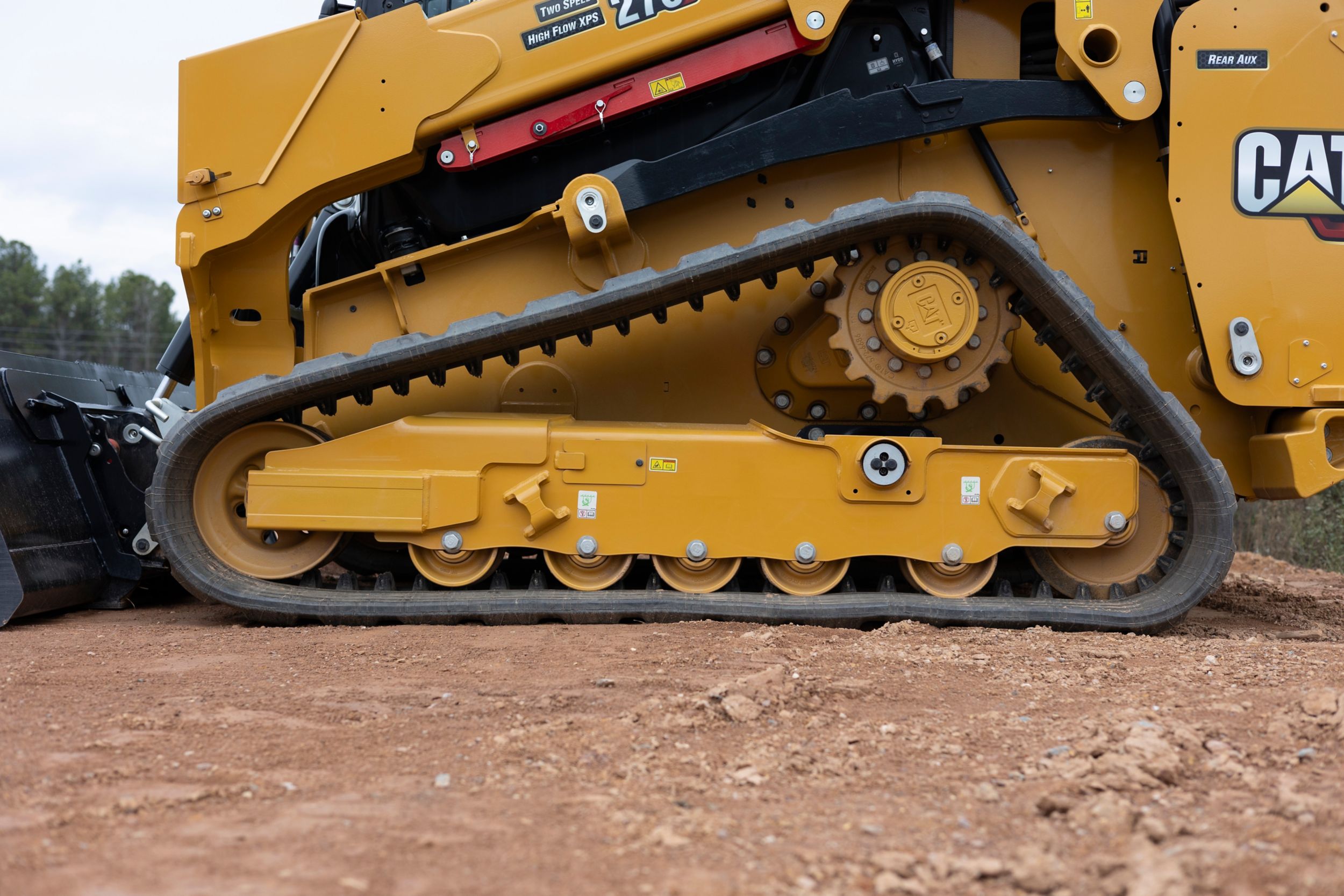 Standard equalizer bar (E-bar) undercarriage and standard two-speed travel