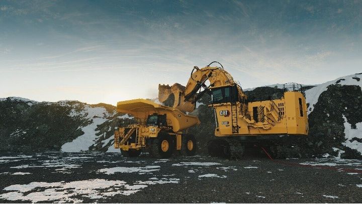 Hydraulic mining shovel loading a mining truck