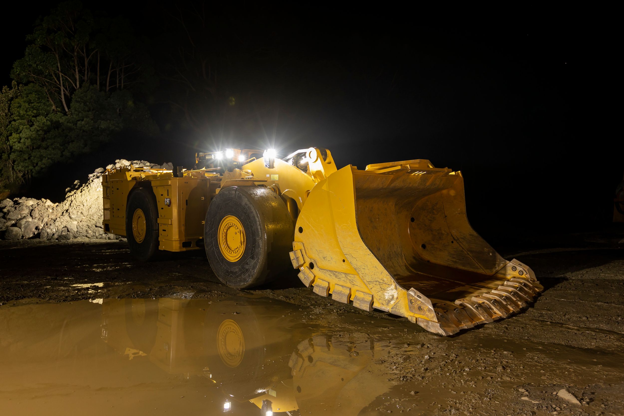 Hard rock underground loader bucket