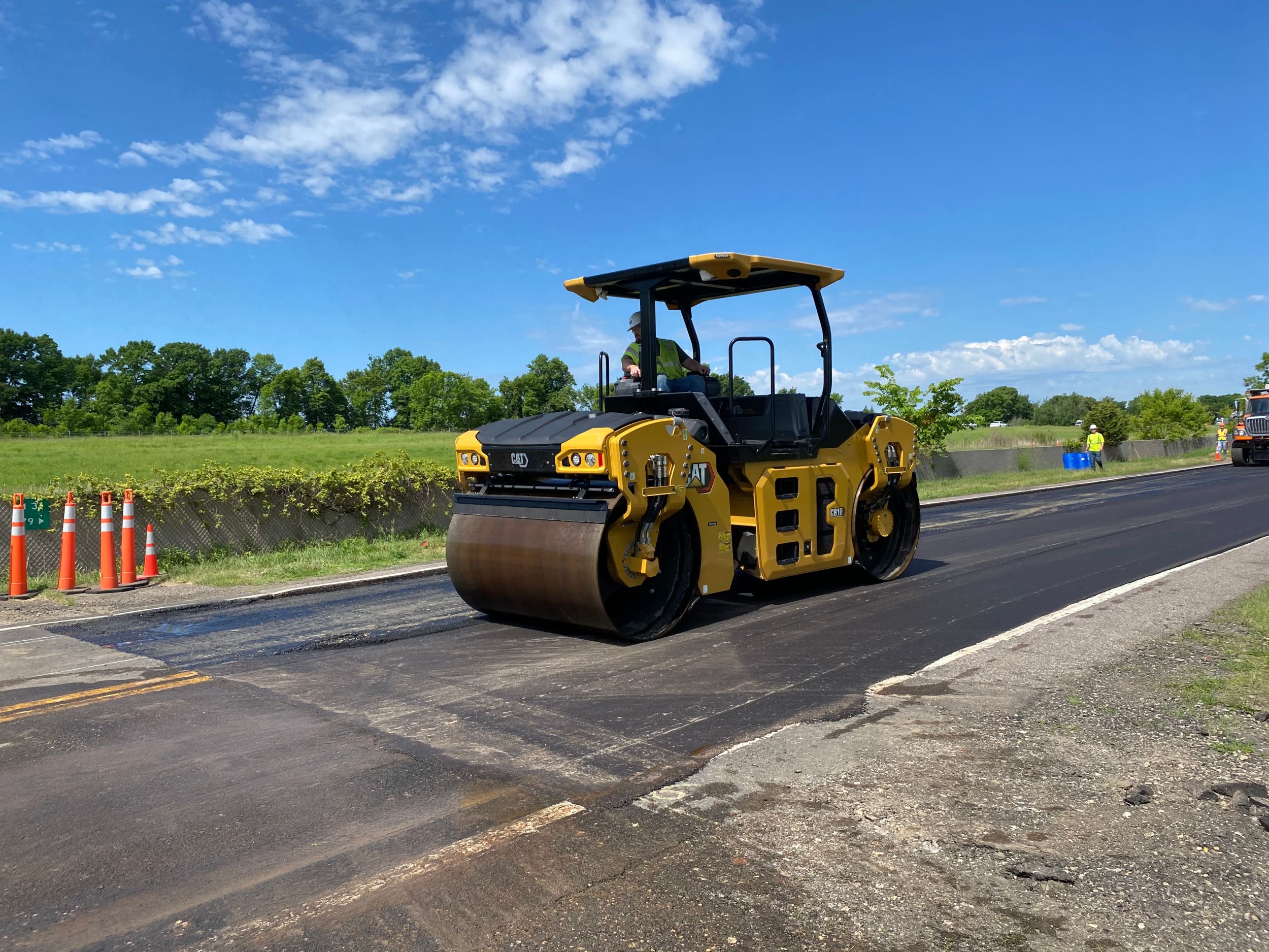 Caterpillar updates mid-sized asphalt compactors | Cat | Caterpillar