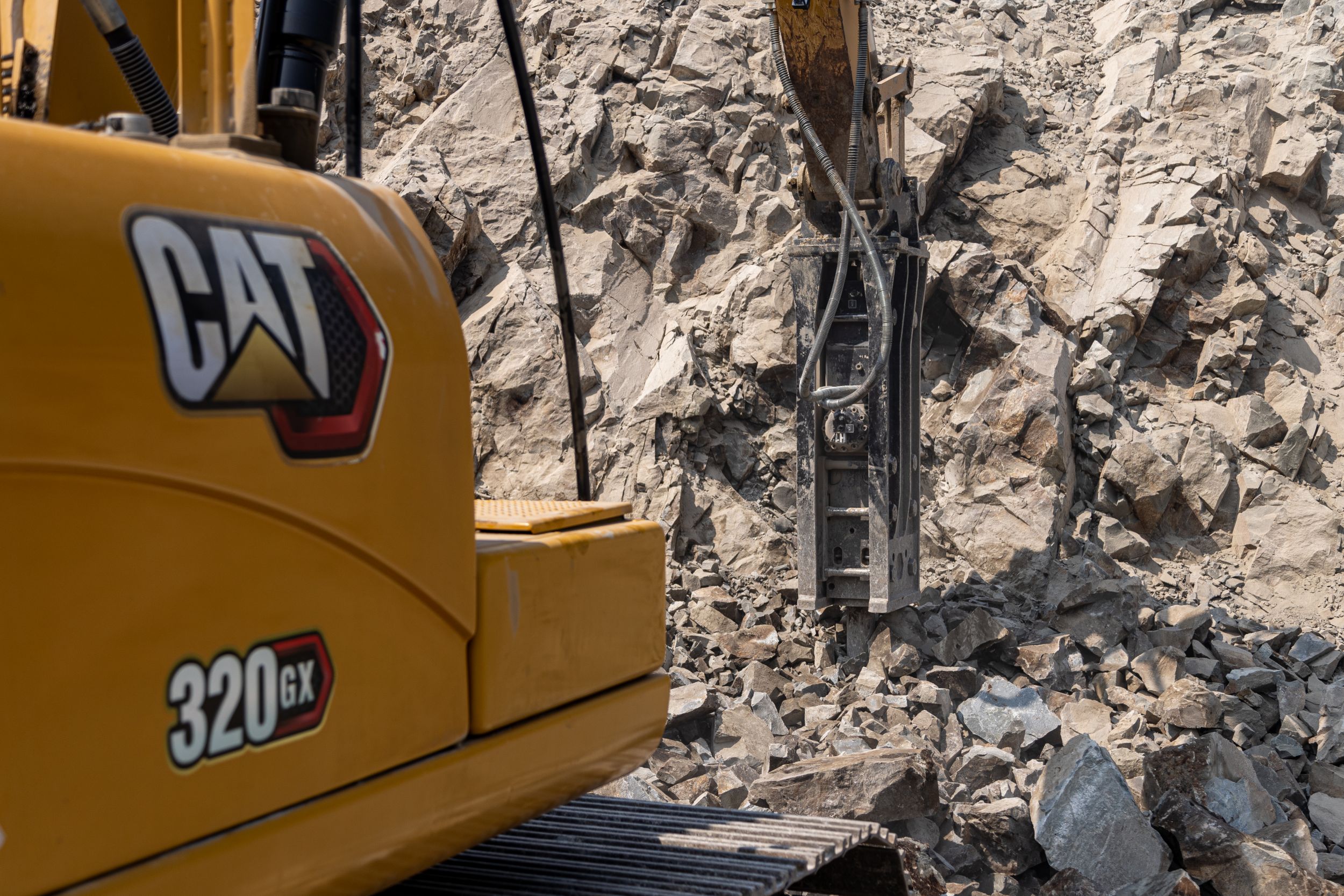 Martelo Cat H120 GC (montagem superior) trabalhando