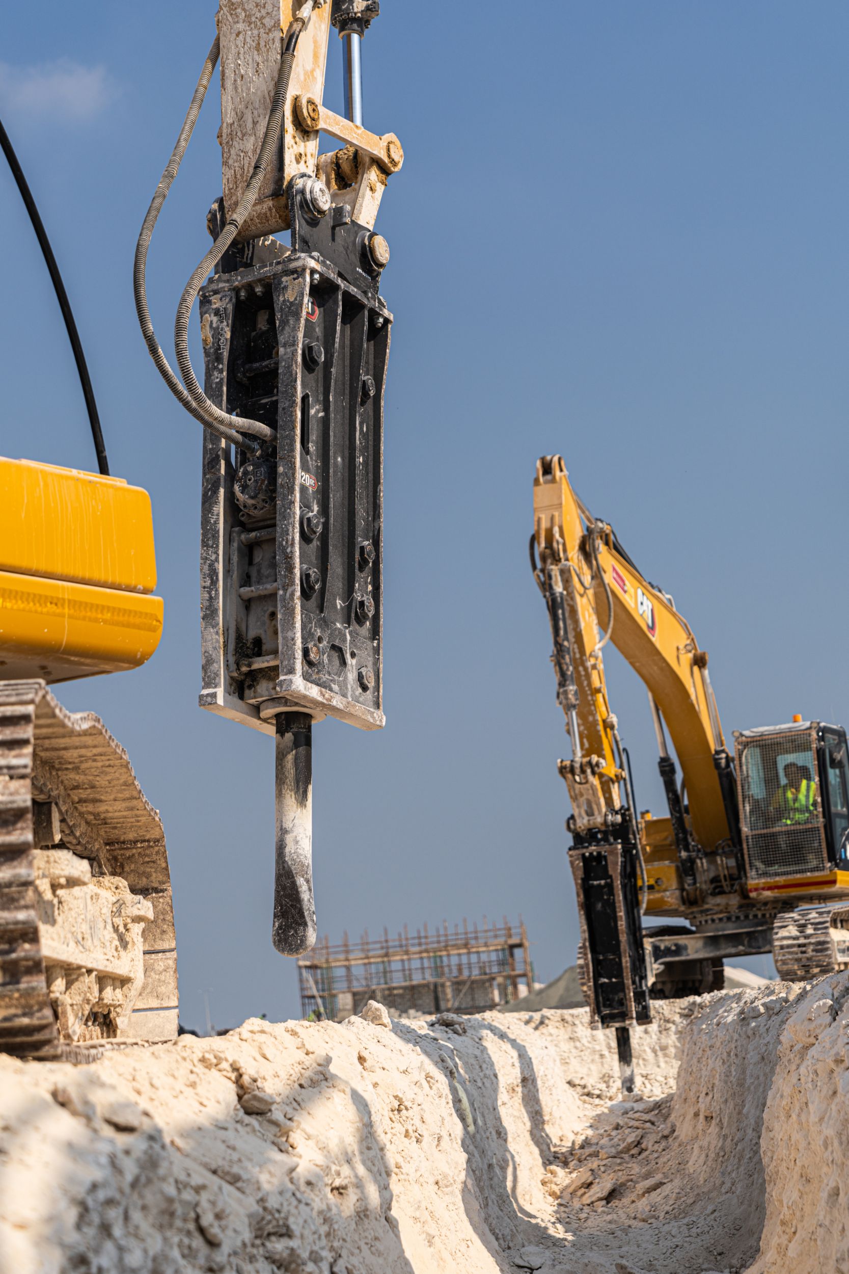 Martelo Cat H120 GC (montagem superior) abrindo vala