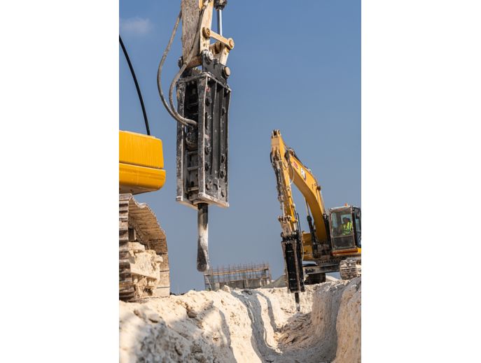 Cat H120 GC Hammer (Top mount) trenching