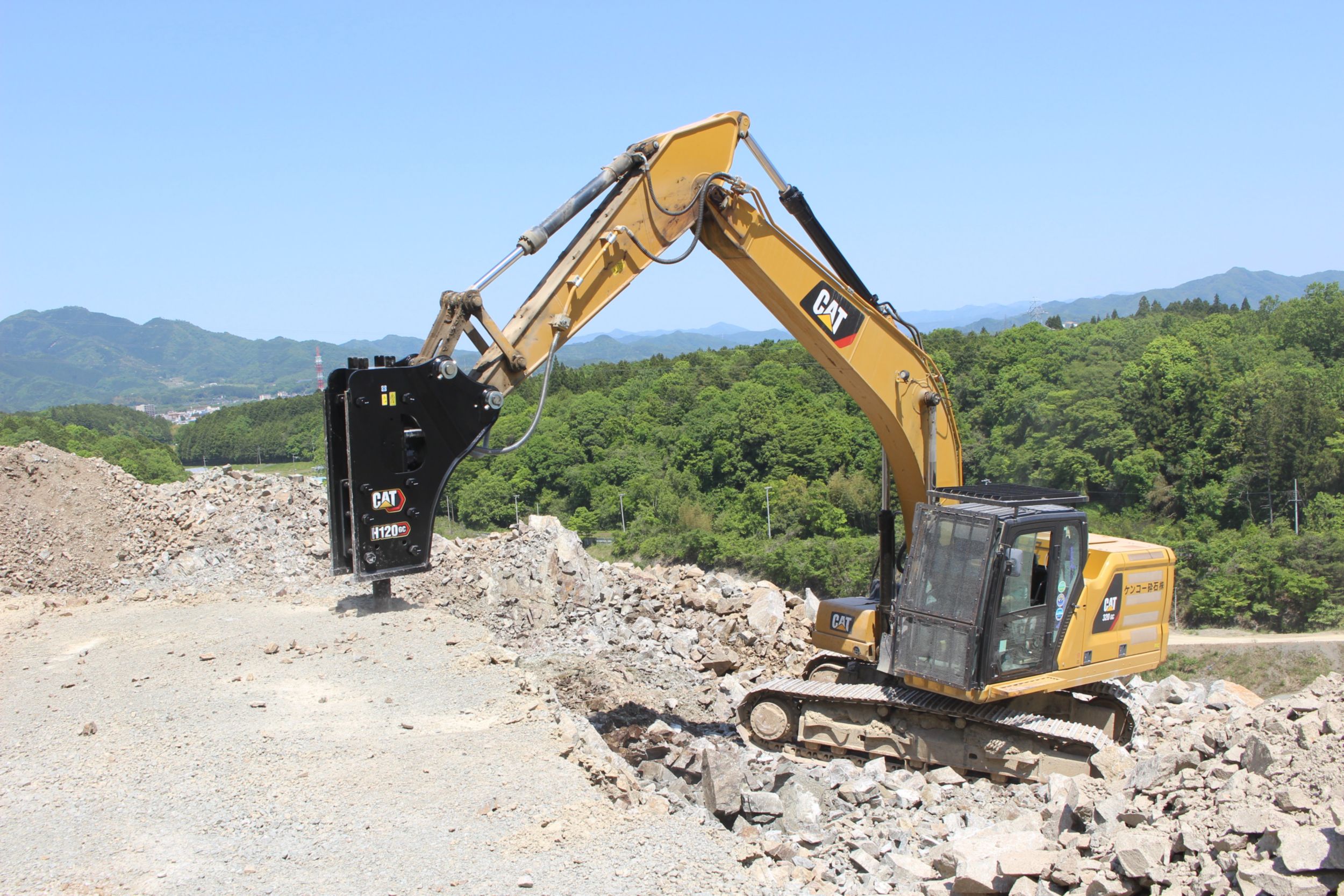 作業現場のCAT H120 GCブレーカ（サイドマウント）