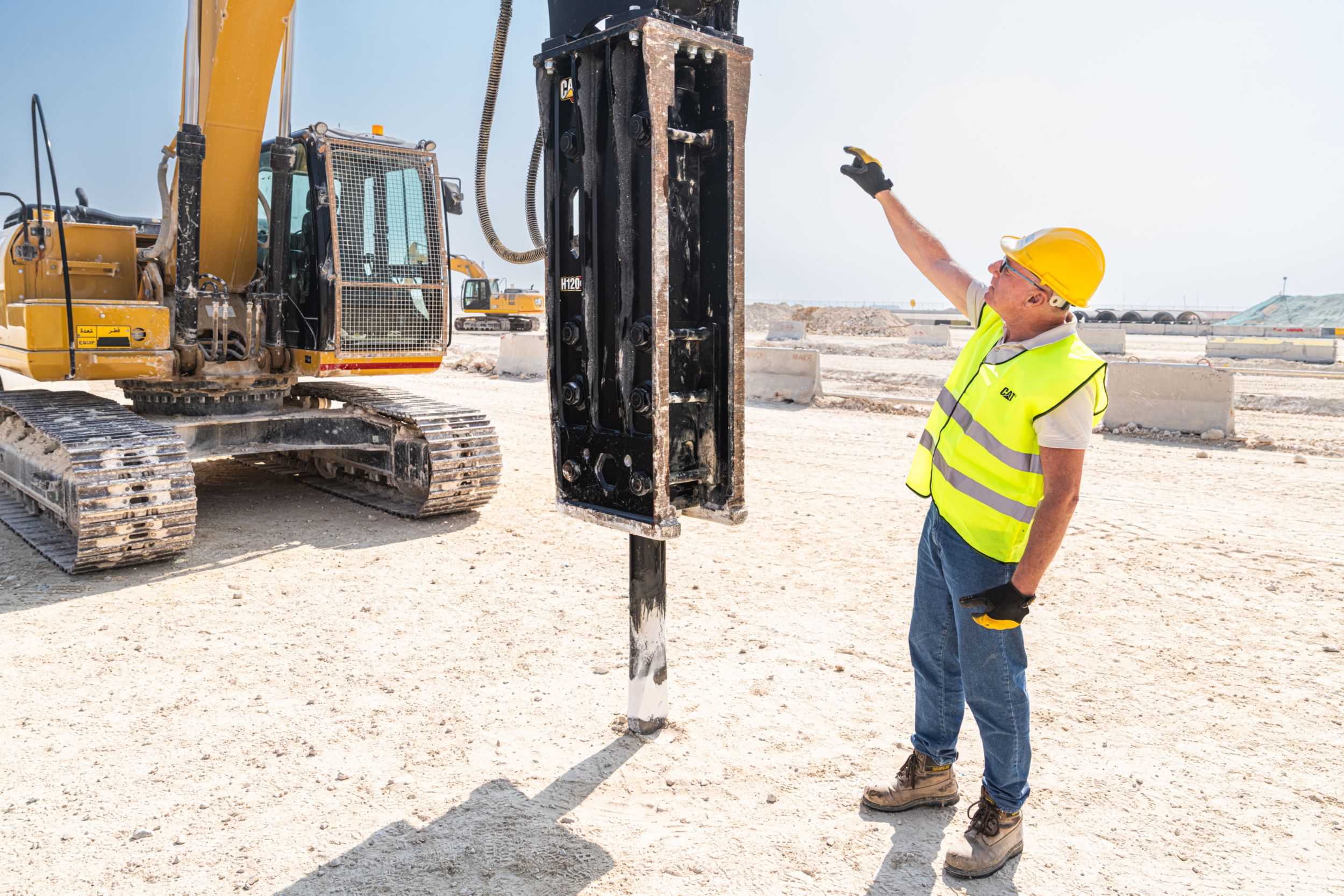 Martelo Cat H120 GC (montagem superior) e operador