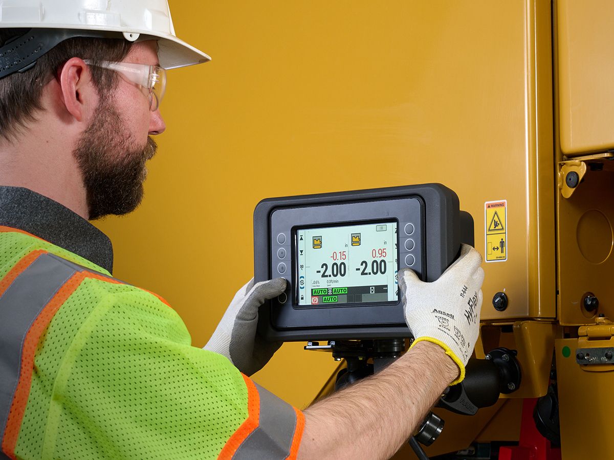 Grade control touchscreen display on the Cat PM622 cold planer