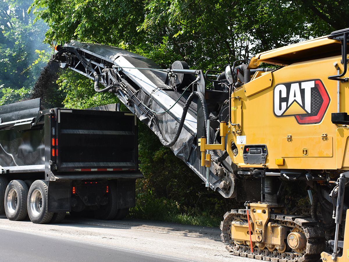Conveyor on the Cat PM622 cold planer