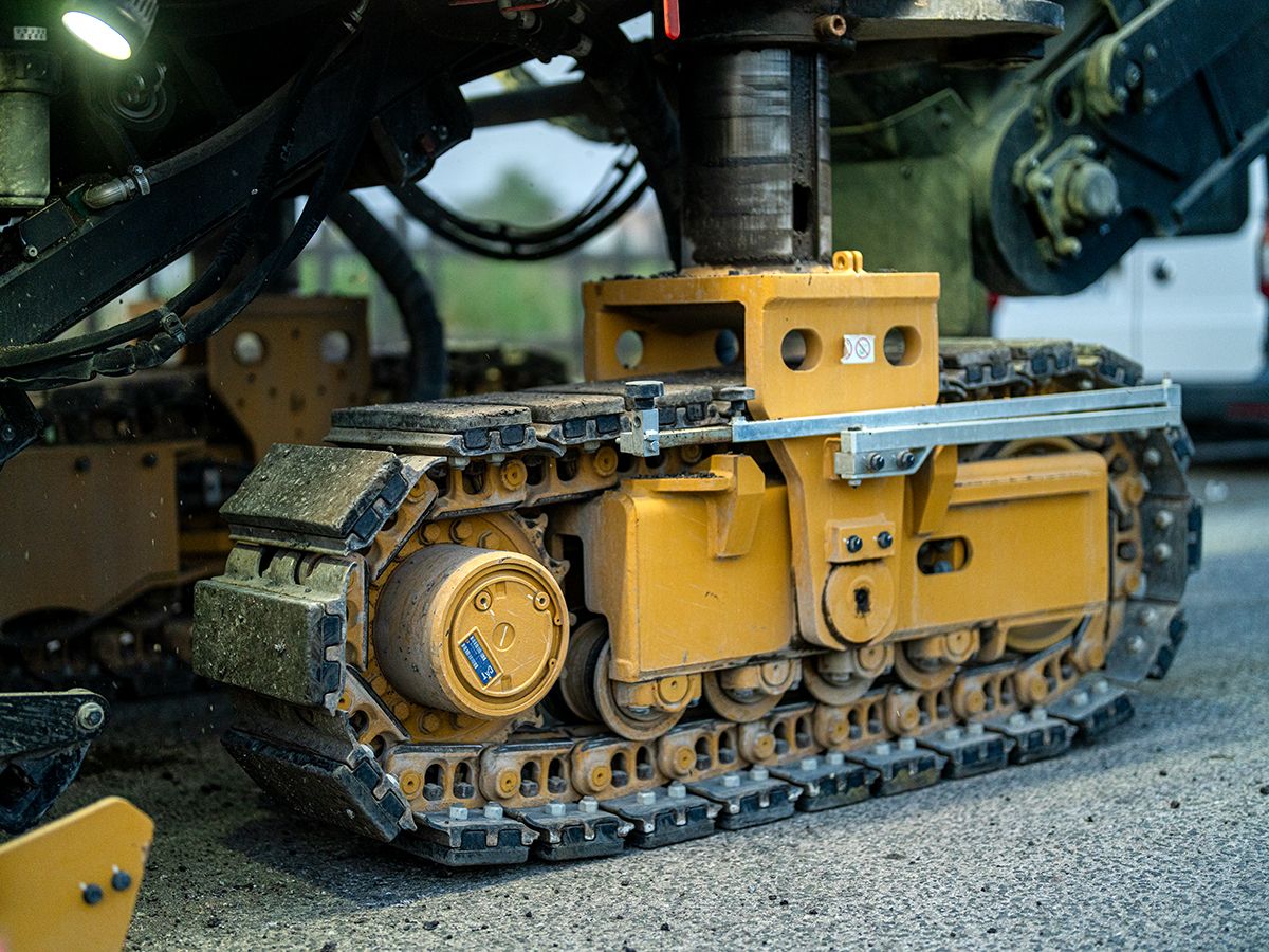 Track undercarriage on the Cat PM622 cold planer