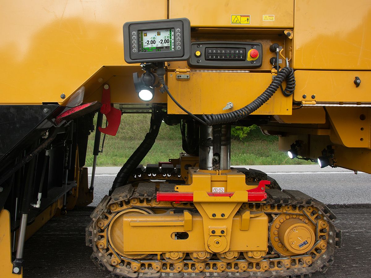 Ground controls on the Cat PM622 cold planer