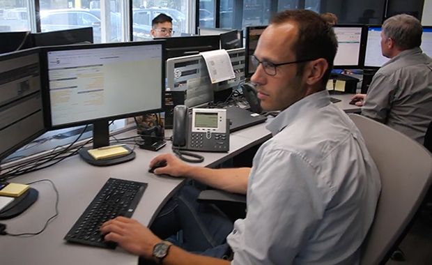 Cat dealer experts monitoring power assets using Cat RAM and condition monitoring