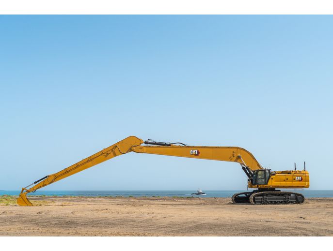 When working at distance, visibility is everything. The cab windows and lower front profile of the machine give outstanding visibility to the work area without the strain of constantly  leaning forward. Standard rear- and side-view cameras keep you aware of your surroundings at all times. An optional 360° visibility feature is  also available.