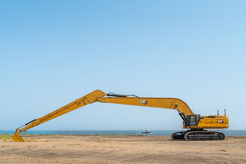 Cat® 395 Hydraulic Excavator &#8211; When working at distance, visibility is everything. The cab windows and lower front profile of the machine give outstanding visibility to the work area without the strain of constantly leaning forward. Standard rear- and side-view cameras keep you aware of your surroundings at all times. An optional 360° visibility feature is also available.