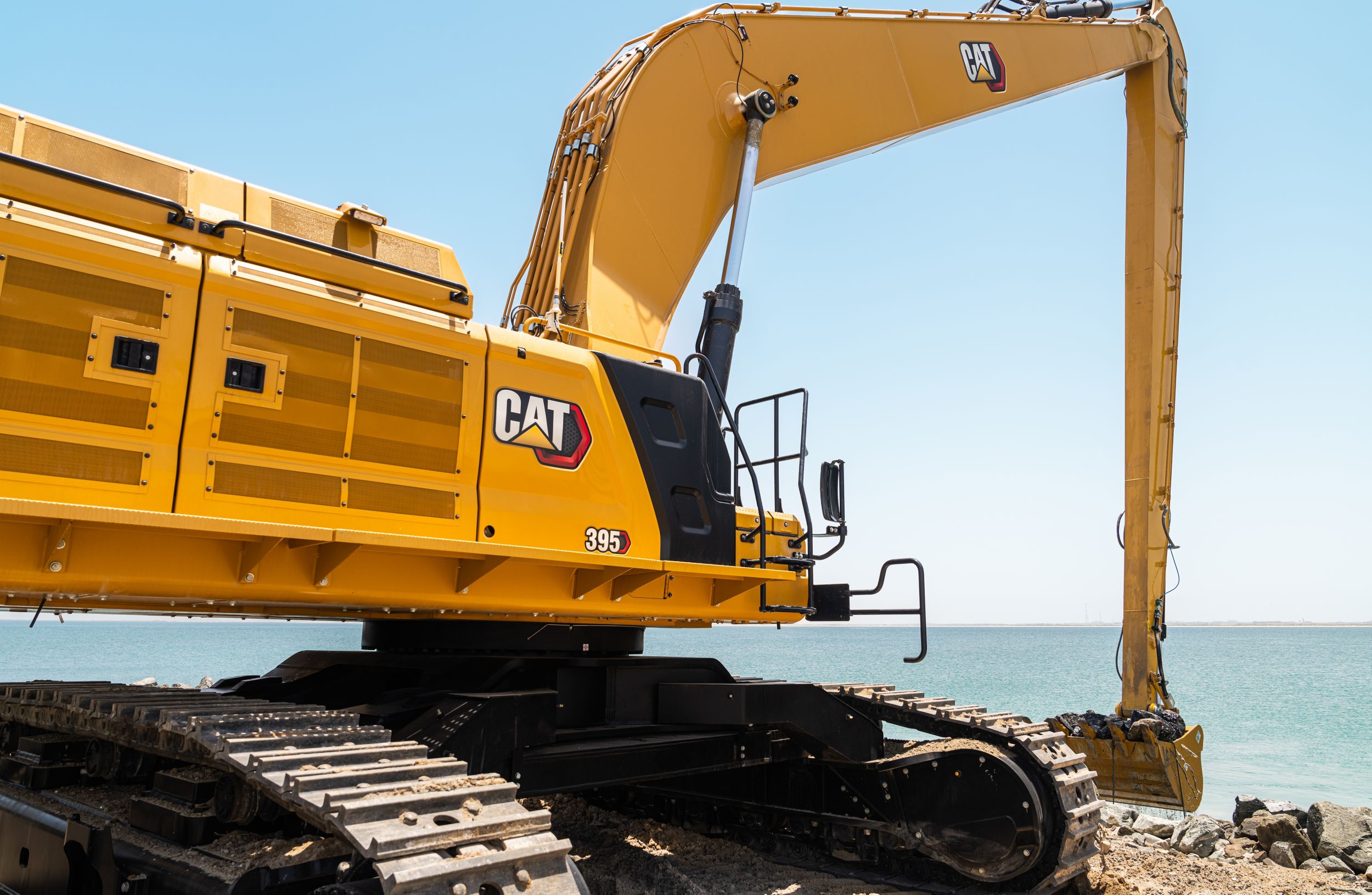 The 395 LRE excels in ultimate long-distance dredging, ditch cleaning, settling pond clean-out, waterway and canal maintenance, and vegetation control.>