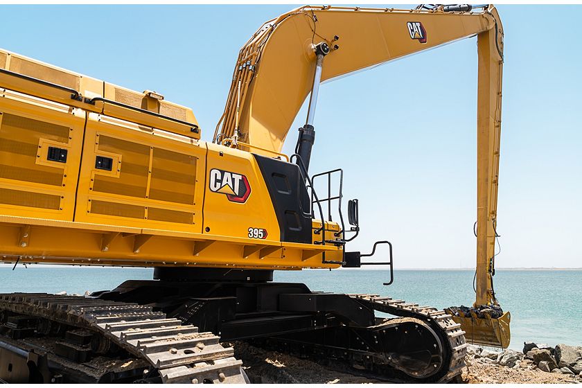 The Cat® 395 LRE Hydraulic Excavator excels in ultimate long-distance dredging, ditch cleaning, settling pond clean-out, waterway and canal maintenance, and vegetation control.